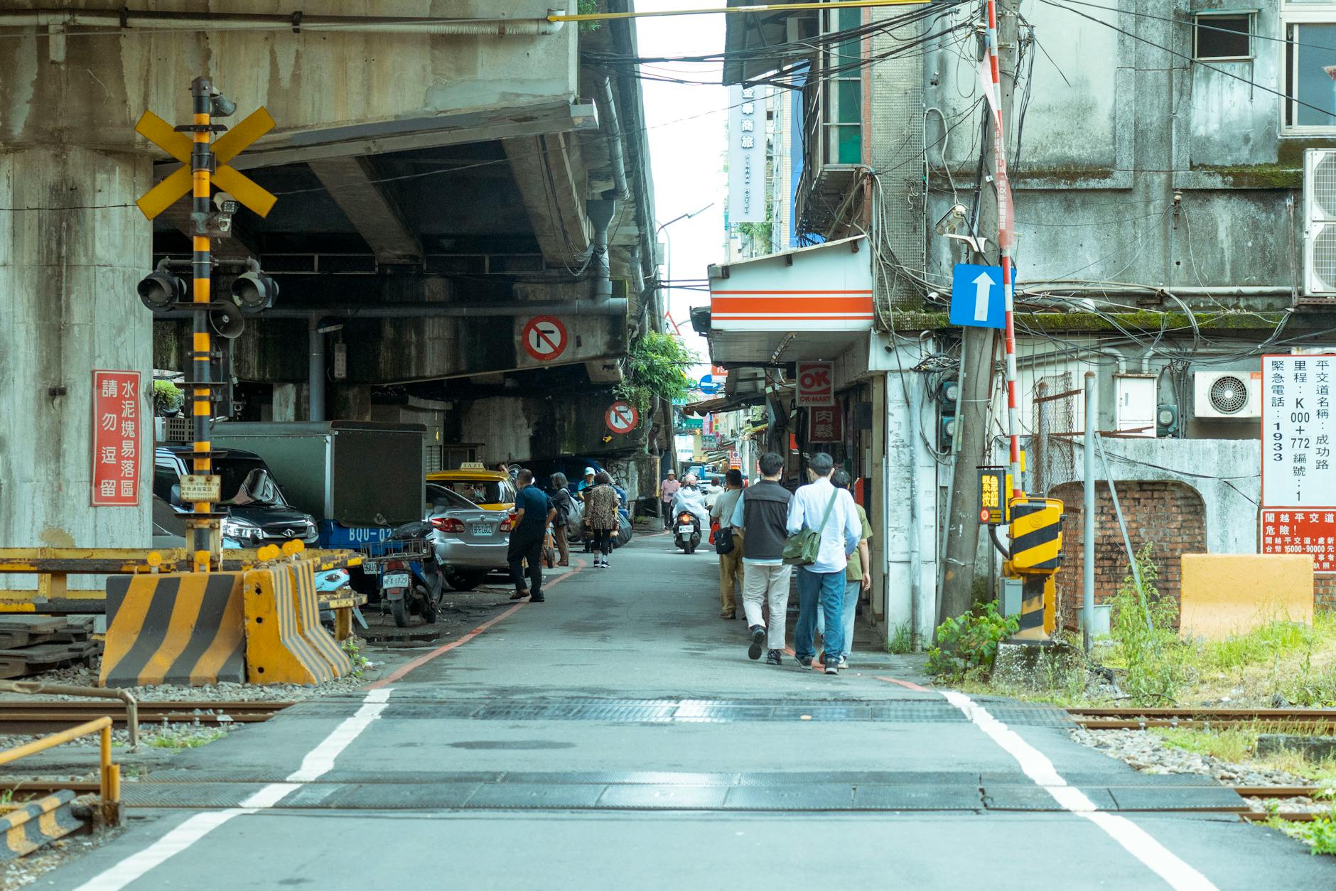 Tainan host-site geography and volunteer schedule planning context.