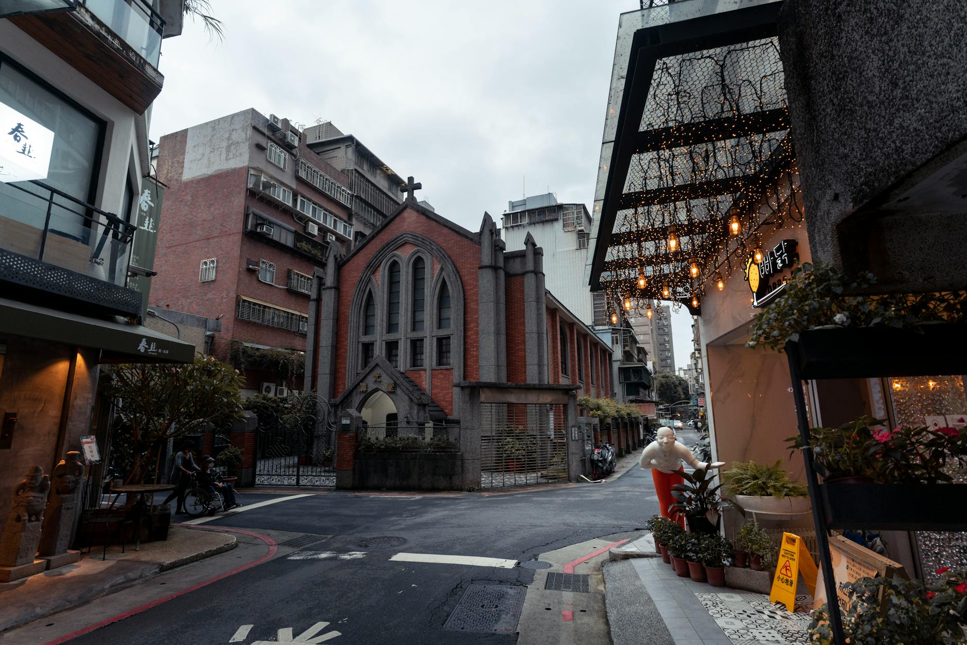 Tainan woman traveler personal routine and comfort planning context.