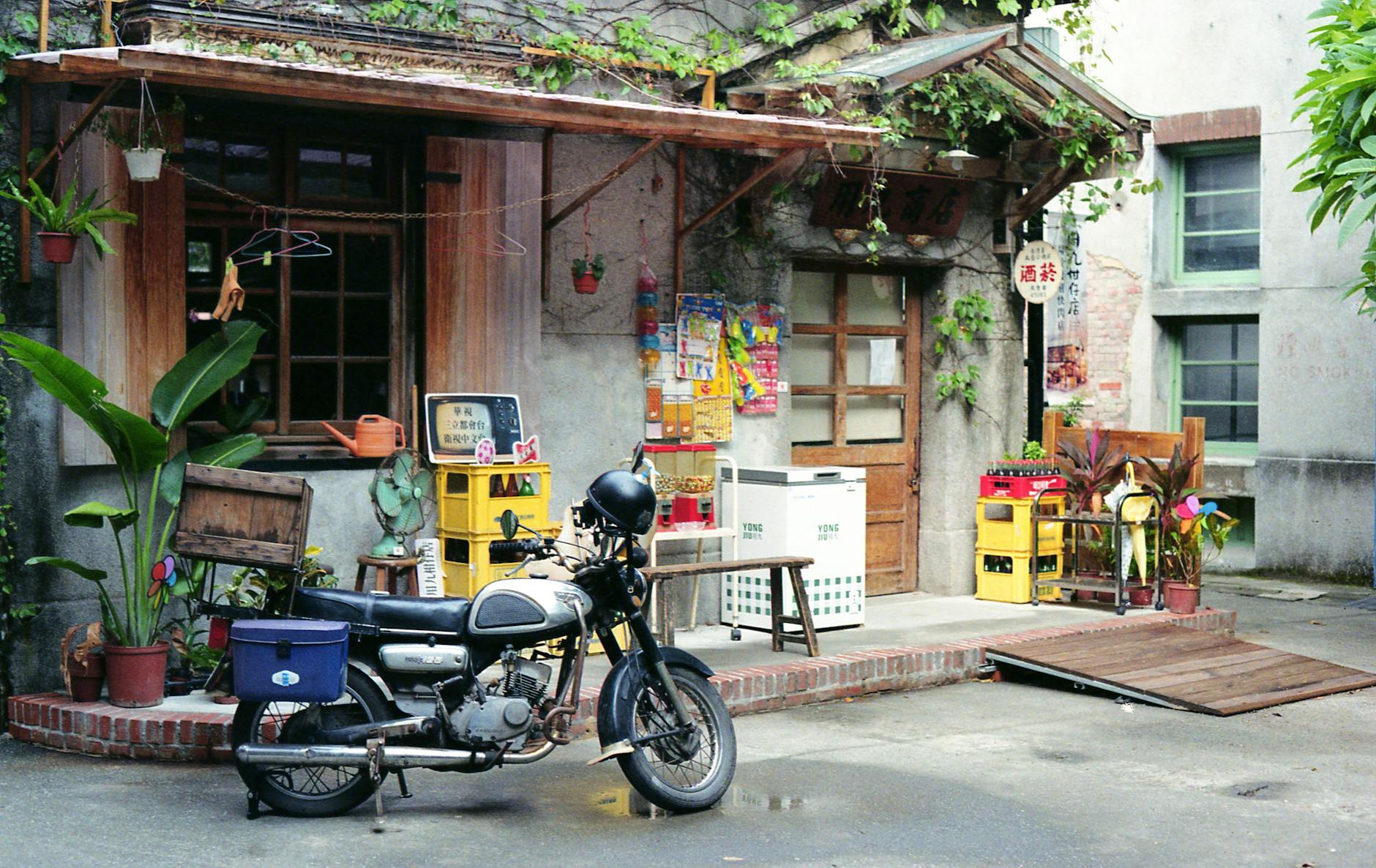 Tainan hotel base and woman traveler return route planning context.