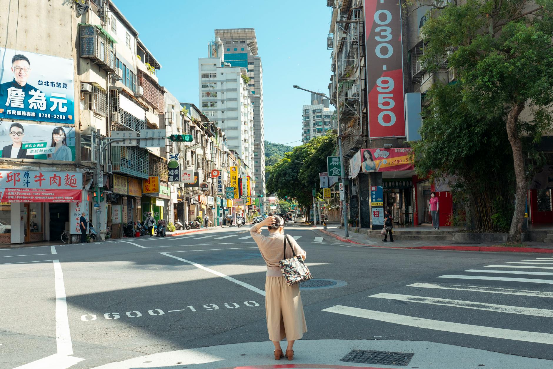 Tainan temple etiquette and woman traveler photography planning context.