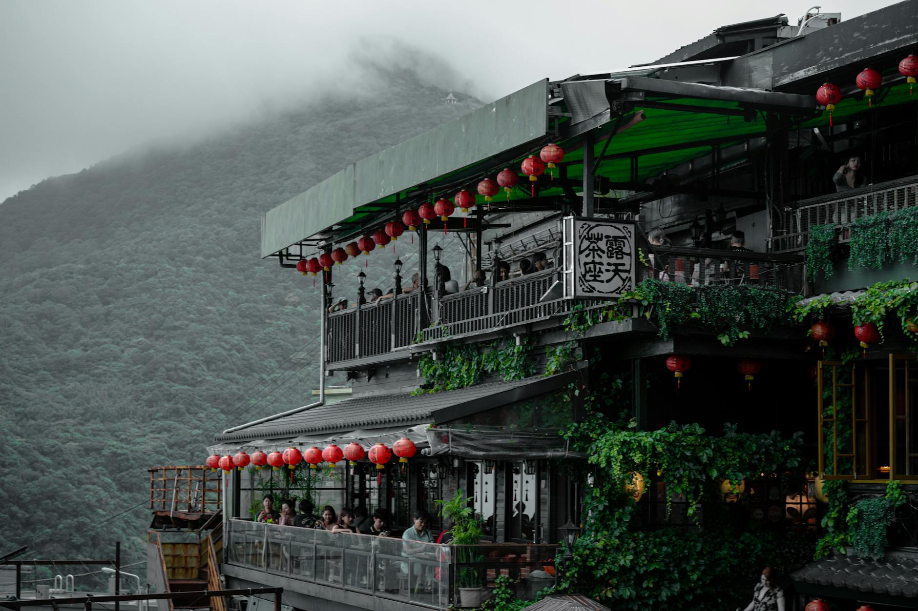 Taipei restaurant and academic networking meal planning context.