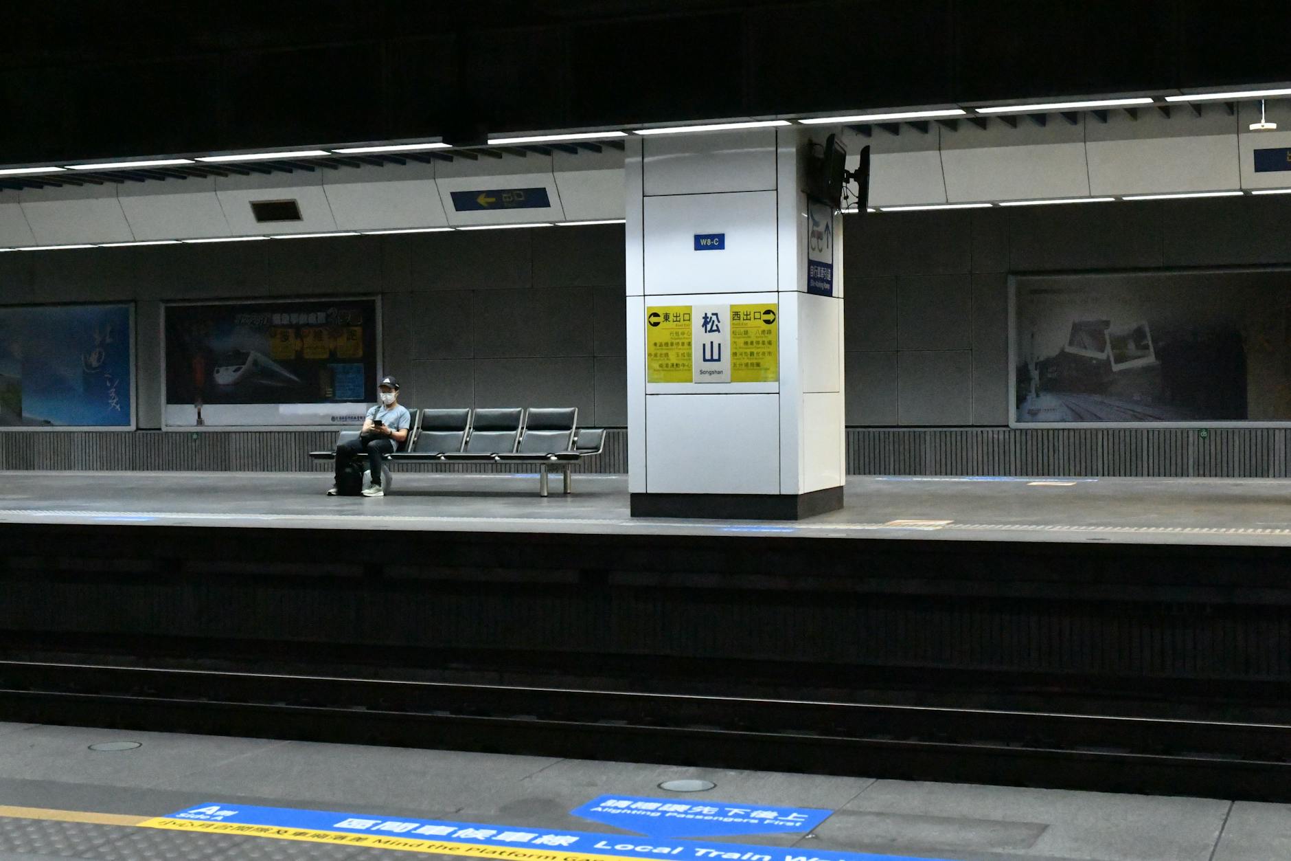 Taipei MRT and budget traveler transport planning context.