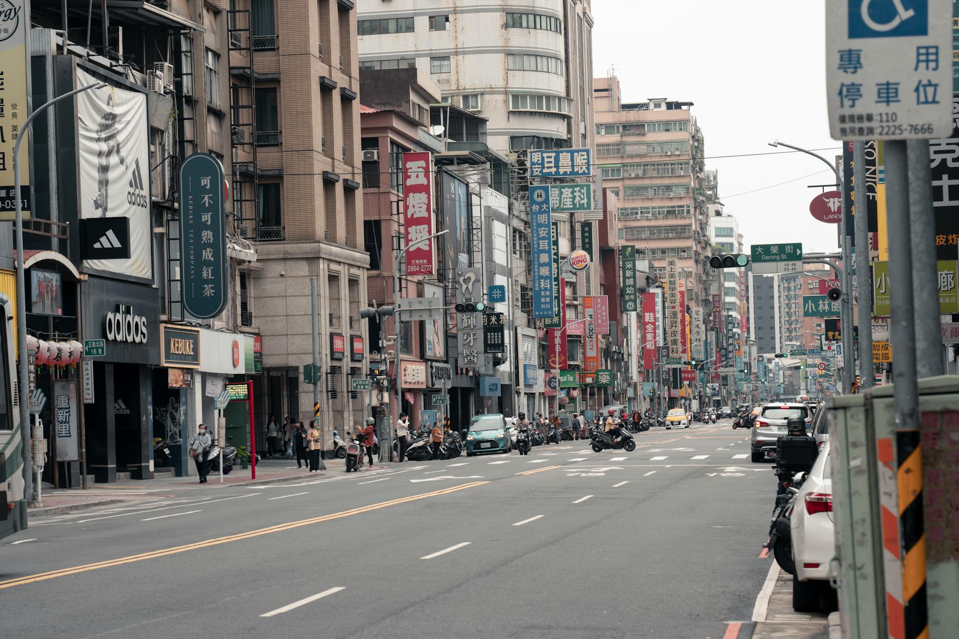 Taipei street and budget traveler planning context.
