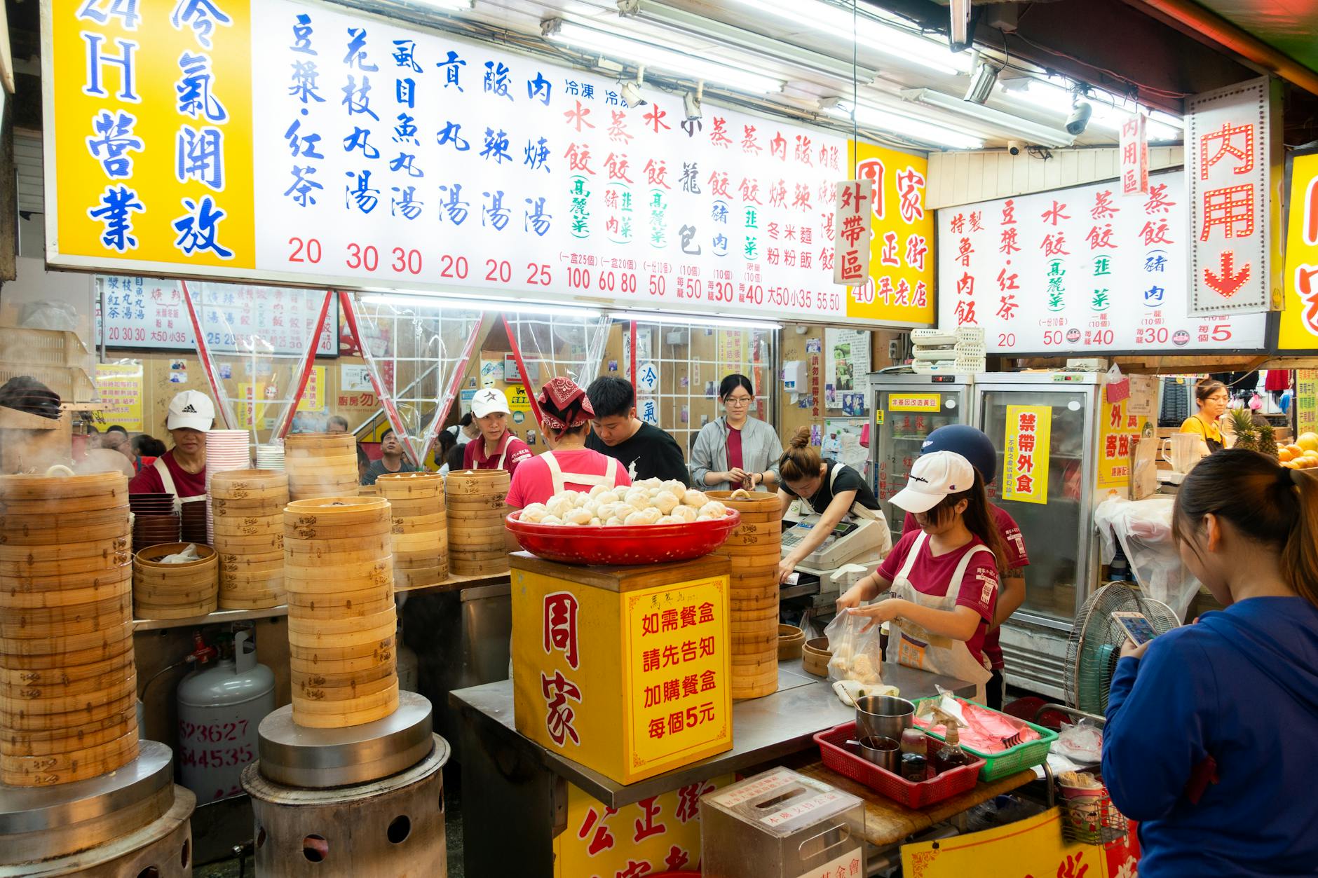 Taipei night market and budget spending planning context.