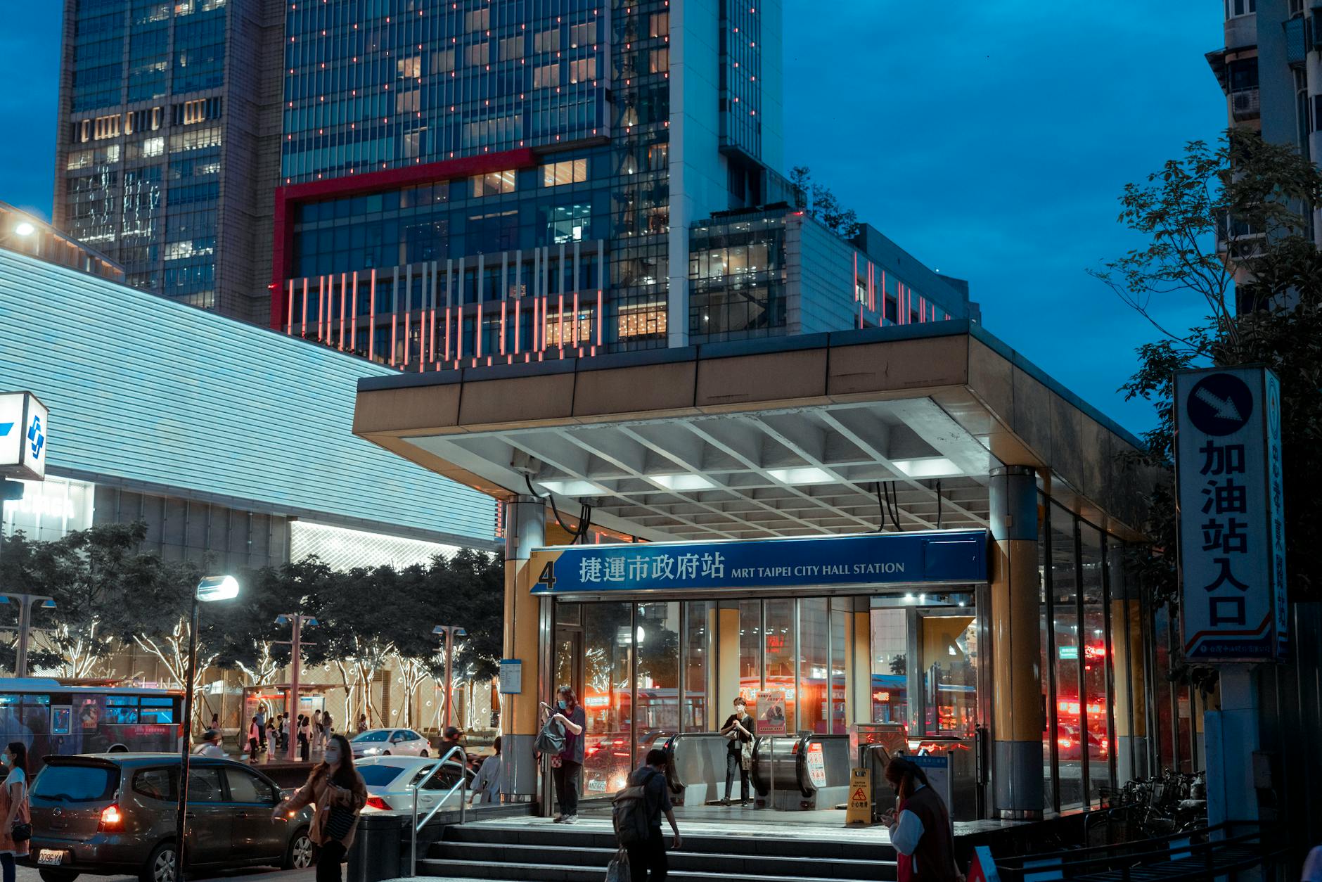 Taipei MRT and business arrival route planning context.