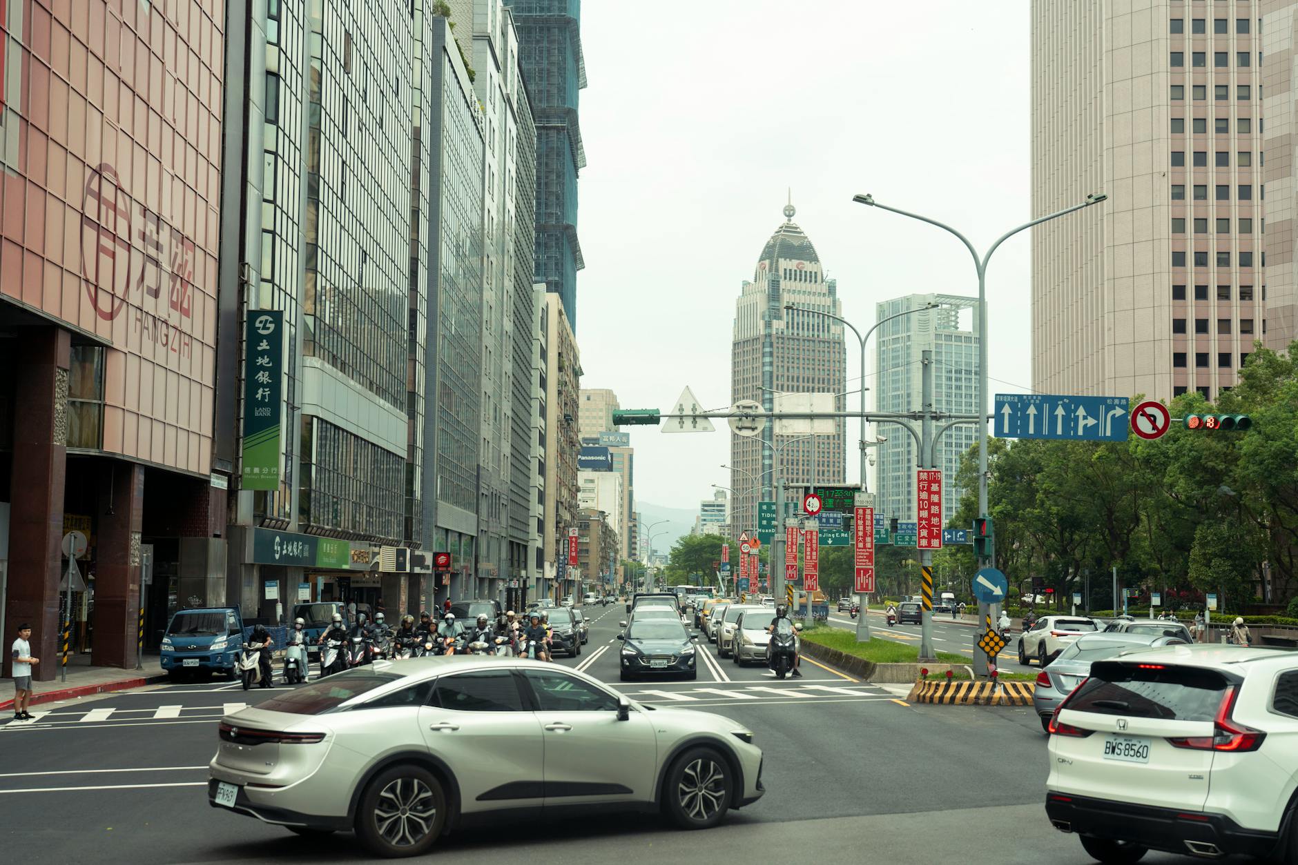 Taipei business work and client-meal planning context.