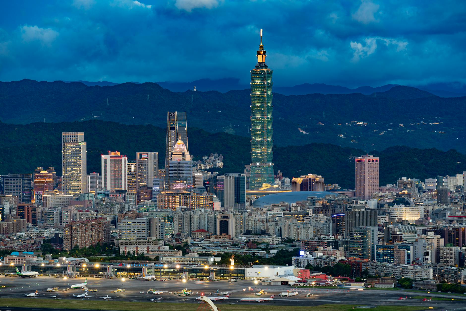 Taipei restaurant district and consultant meal planning context.