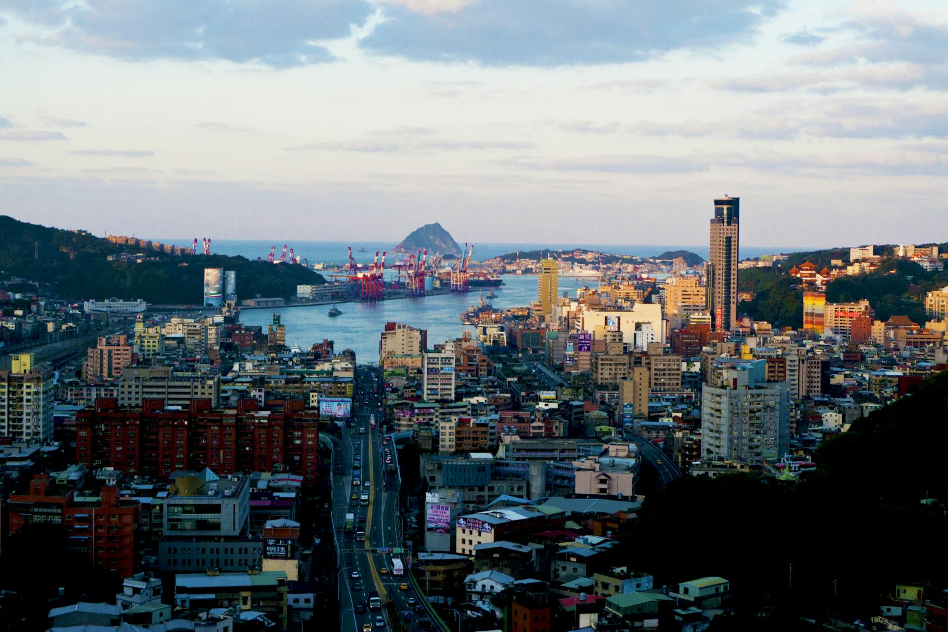 Taipei port-call transport and return route planning context.