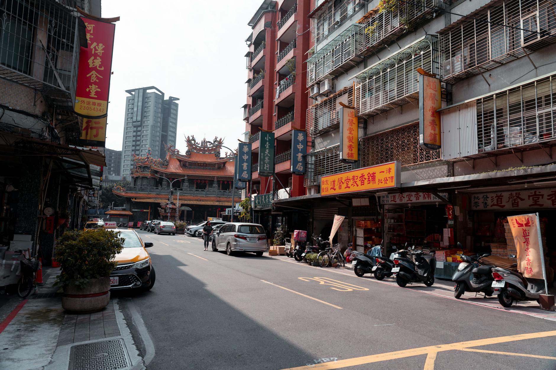 Taipei temple and first-time sightseeing route planning context.