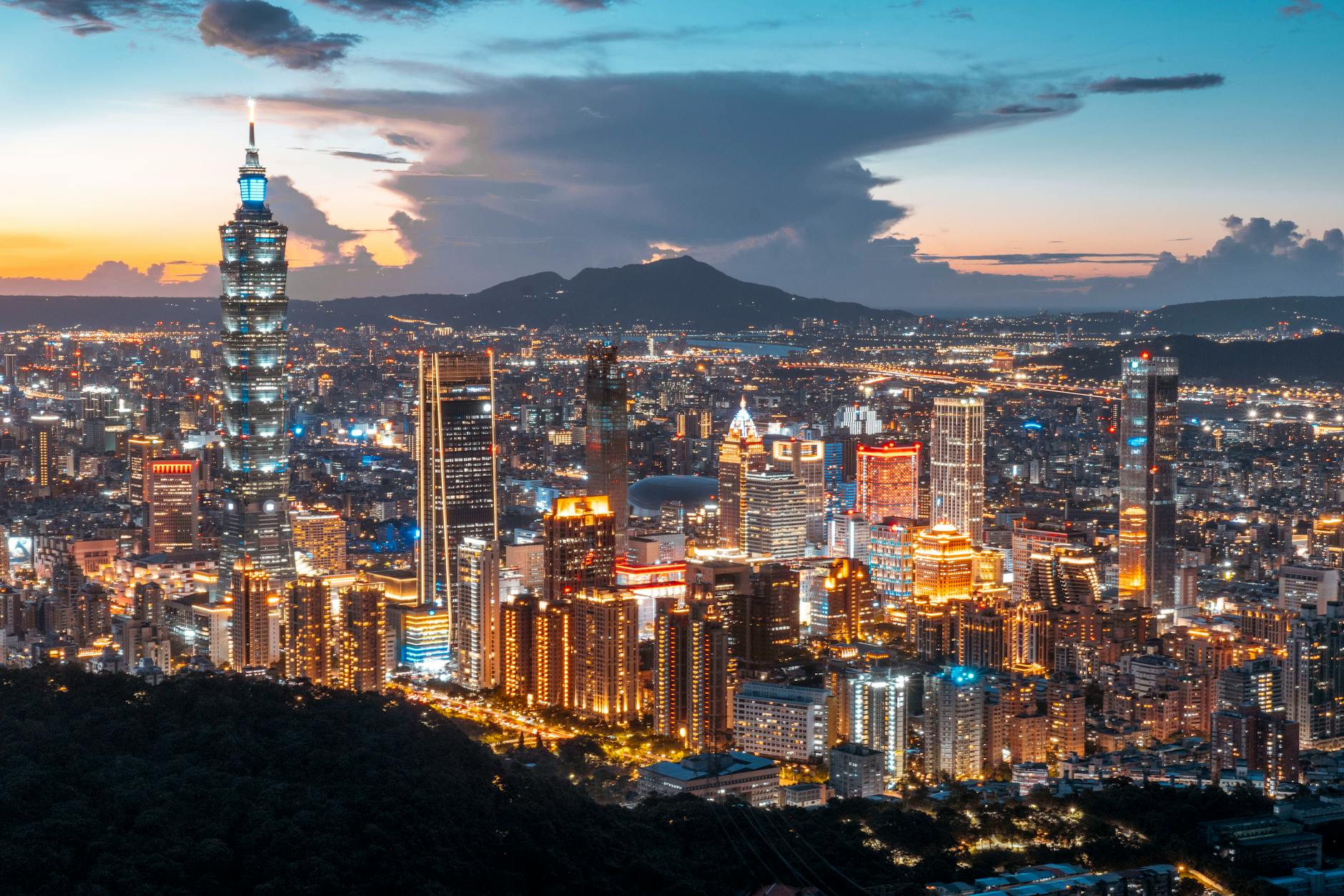 Taipei Xinyi skyline and luxury hotel geography planning context.