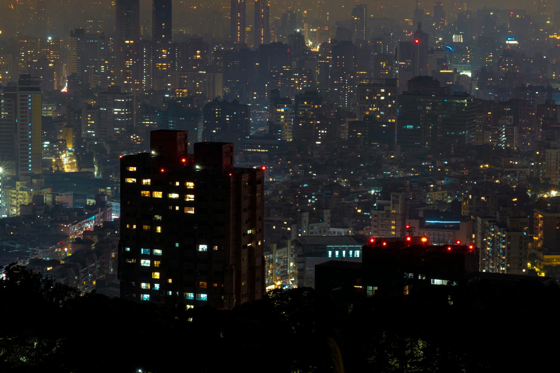 Taipei night skyline and luxury traveler report planning context.