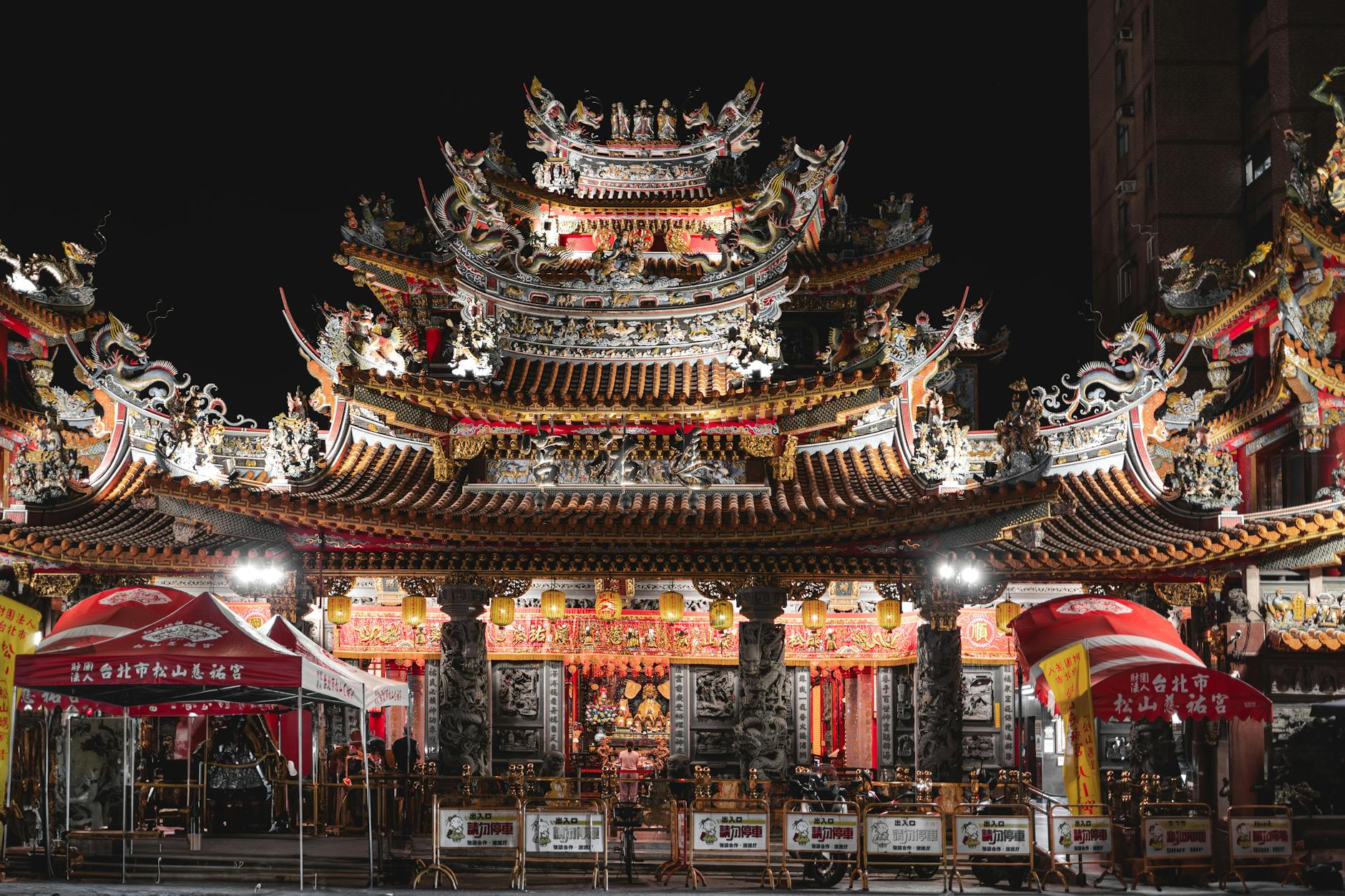Taipei temple details and visitor etiquette planning context.