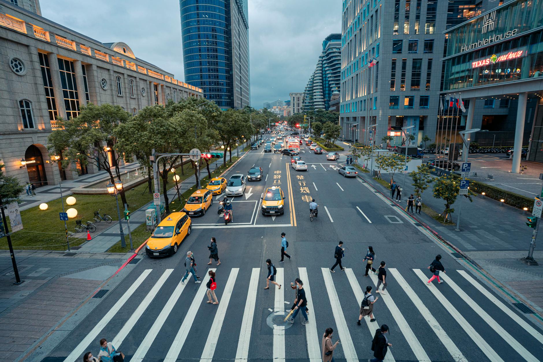 Taipei MRT corridor and sales traveler transport planning context.