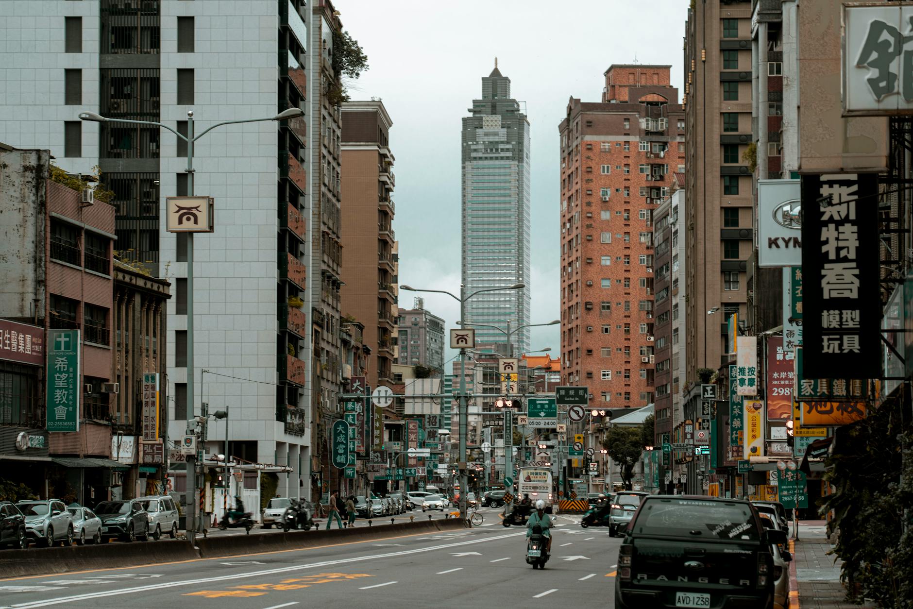 Taipei street and solo traveler planning context.