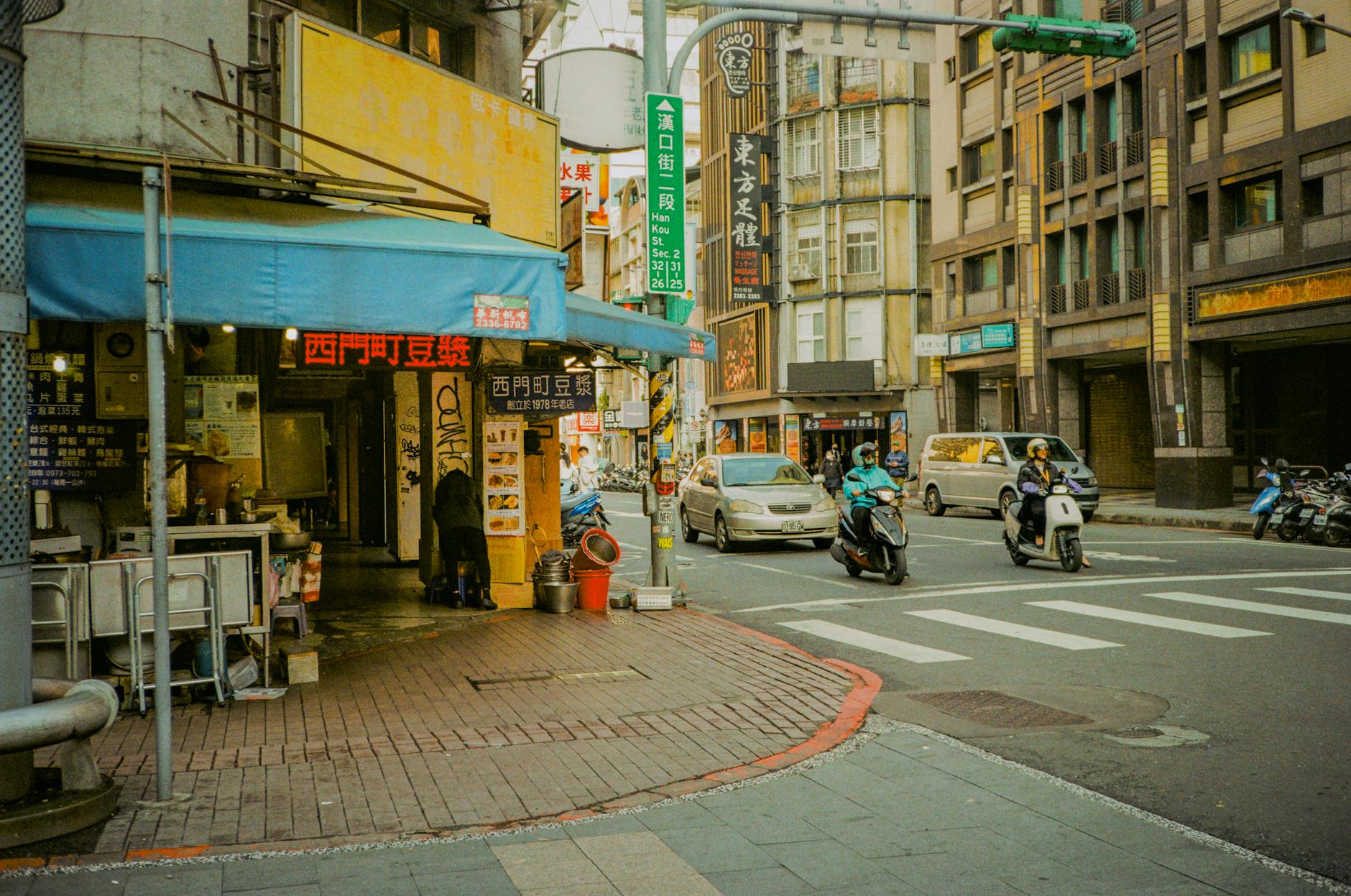 Taipei street and solo movement planning context.