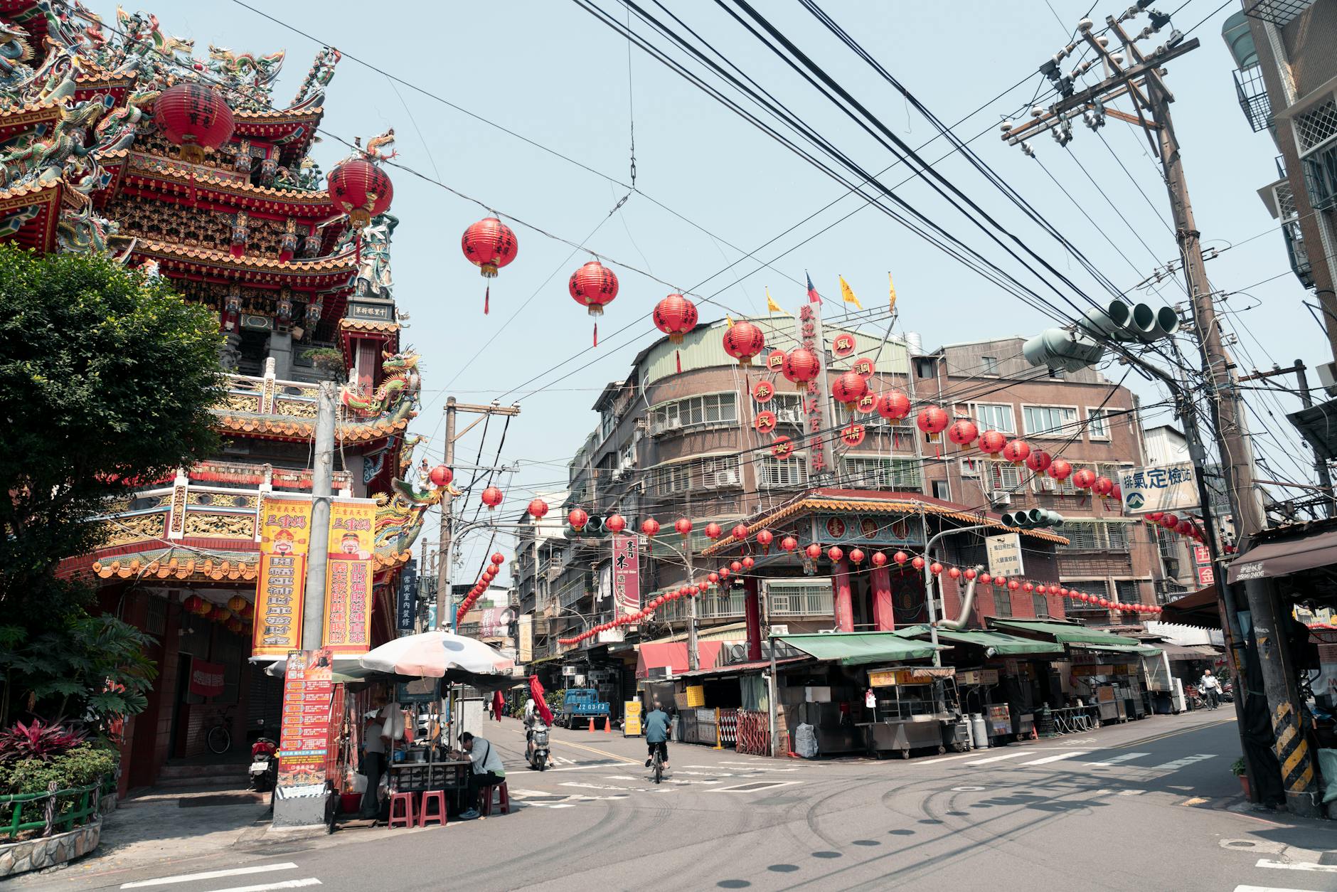 Taipei temple street and solo sightseeing route planning context.