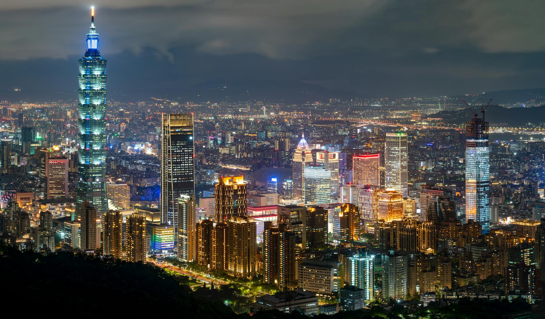 Taipei skyline and solo traveler report planning context.