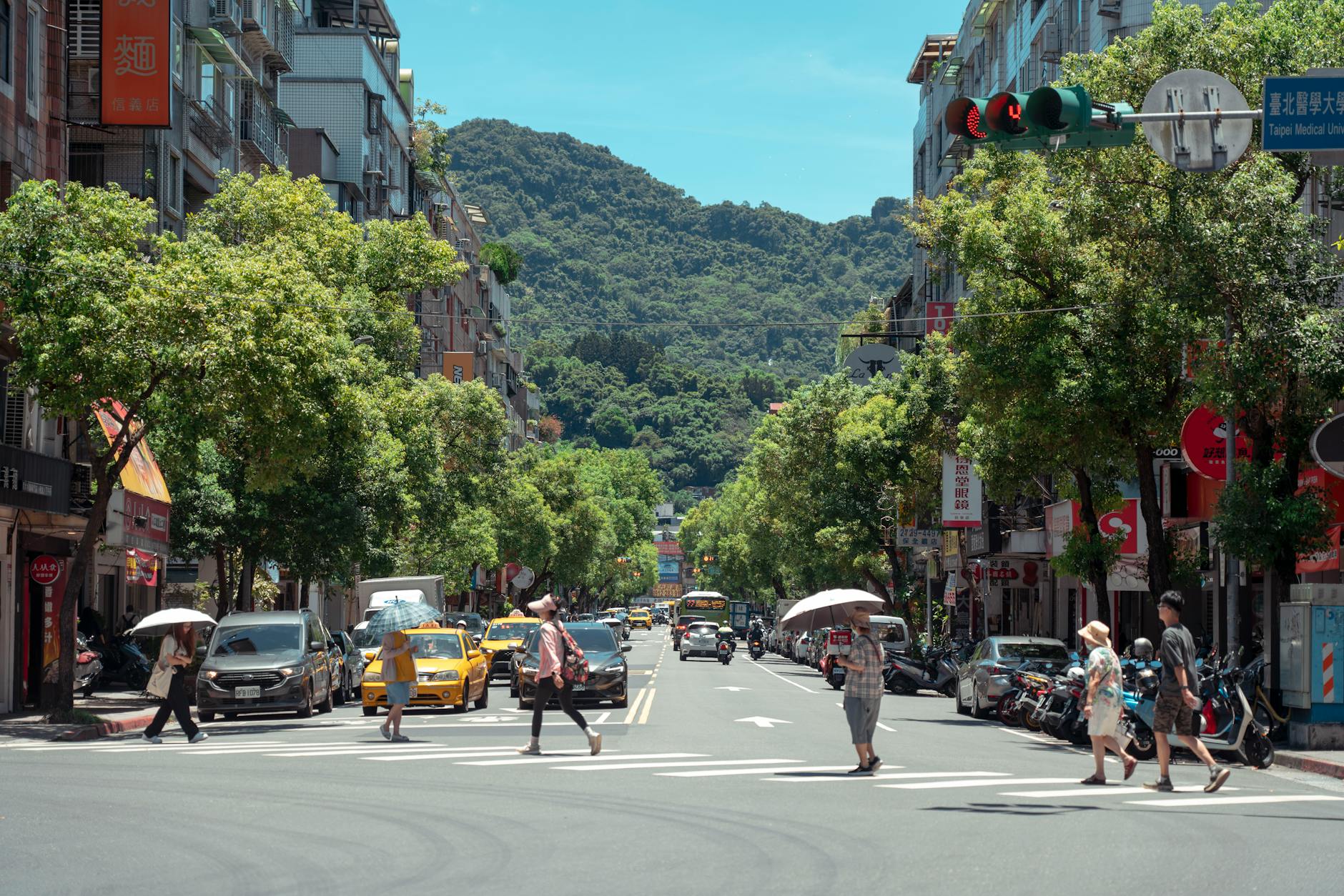 Taipei food street and student budget meal planning context.