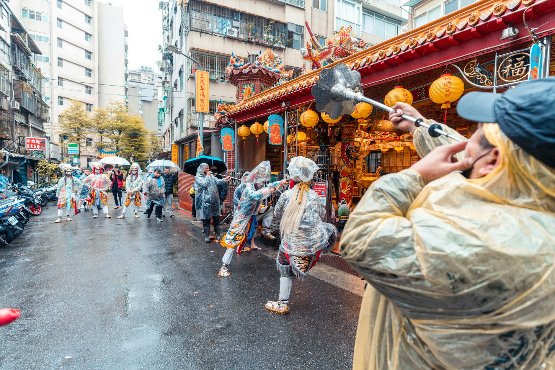 Rainy Taipei street and tourist day-trip contingency planning context.