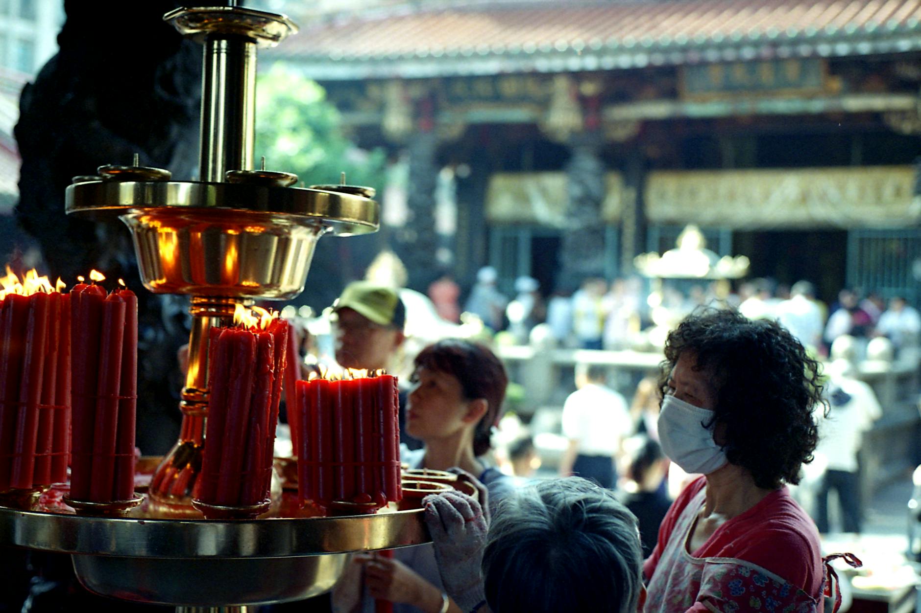 Taipei temple and tourist sightseeing route planning context.