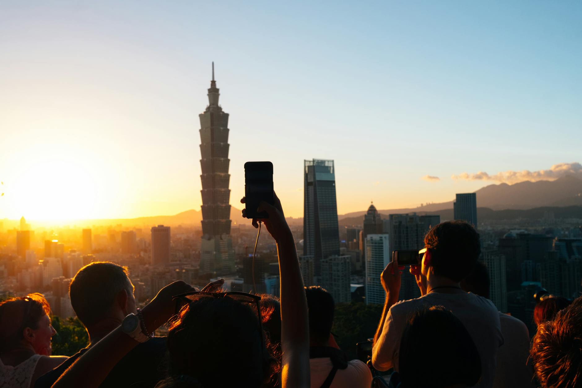 Taipei skyline and tourist planning context.