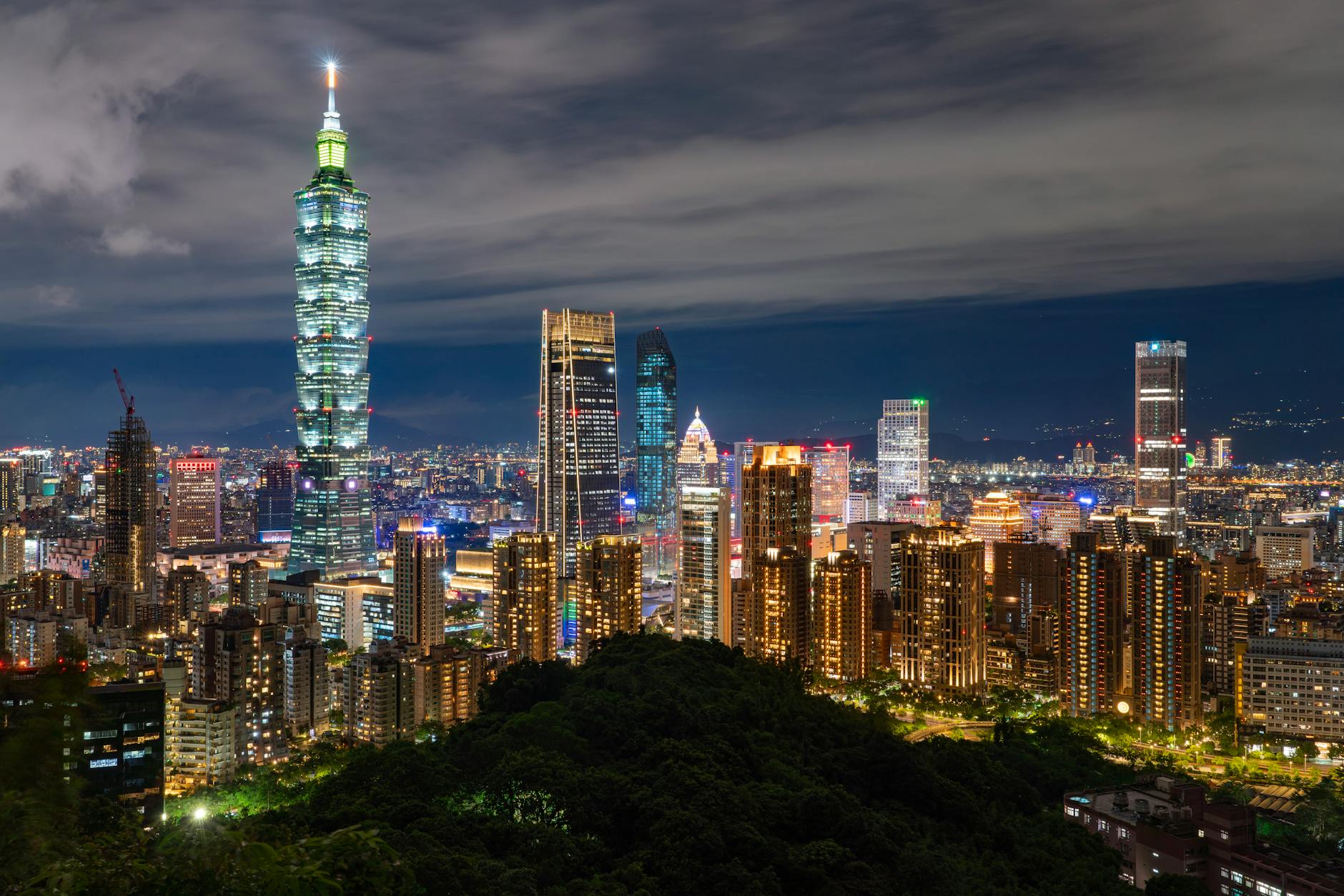 Taipei night skyline and tourist report planning context.