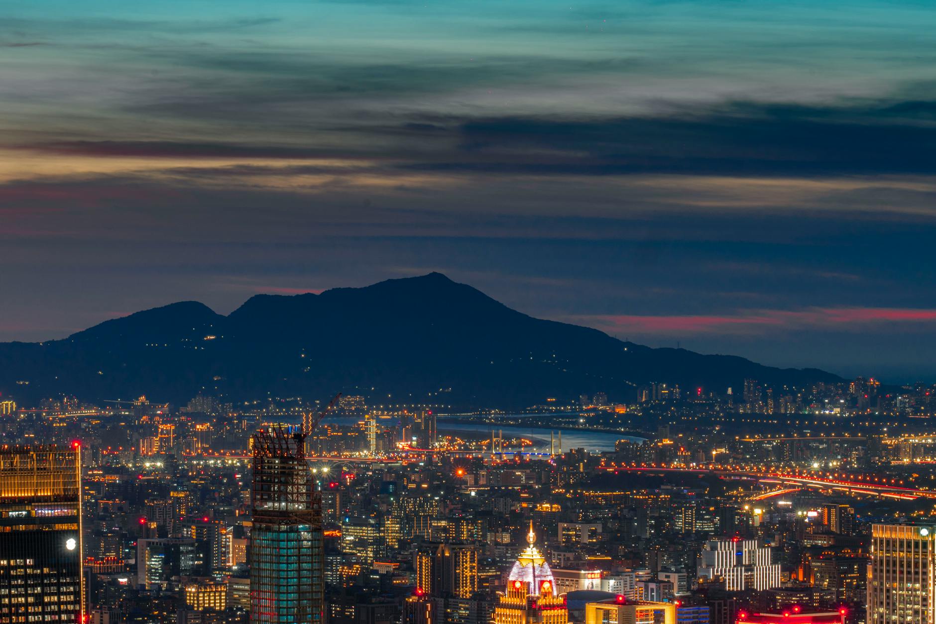 Taipei hotel district and trade-show lodging logistics planning context.