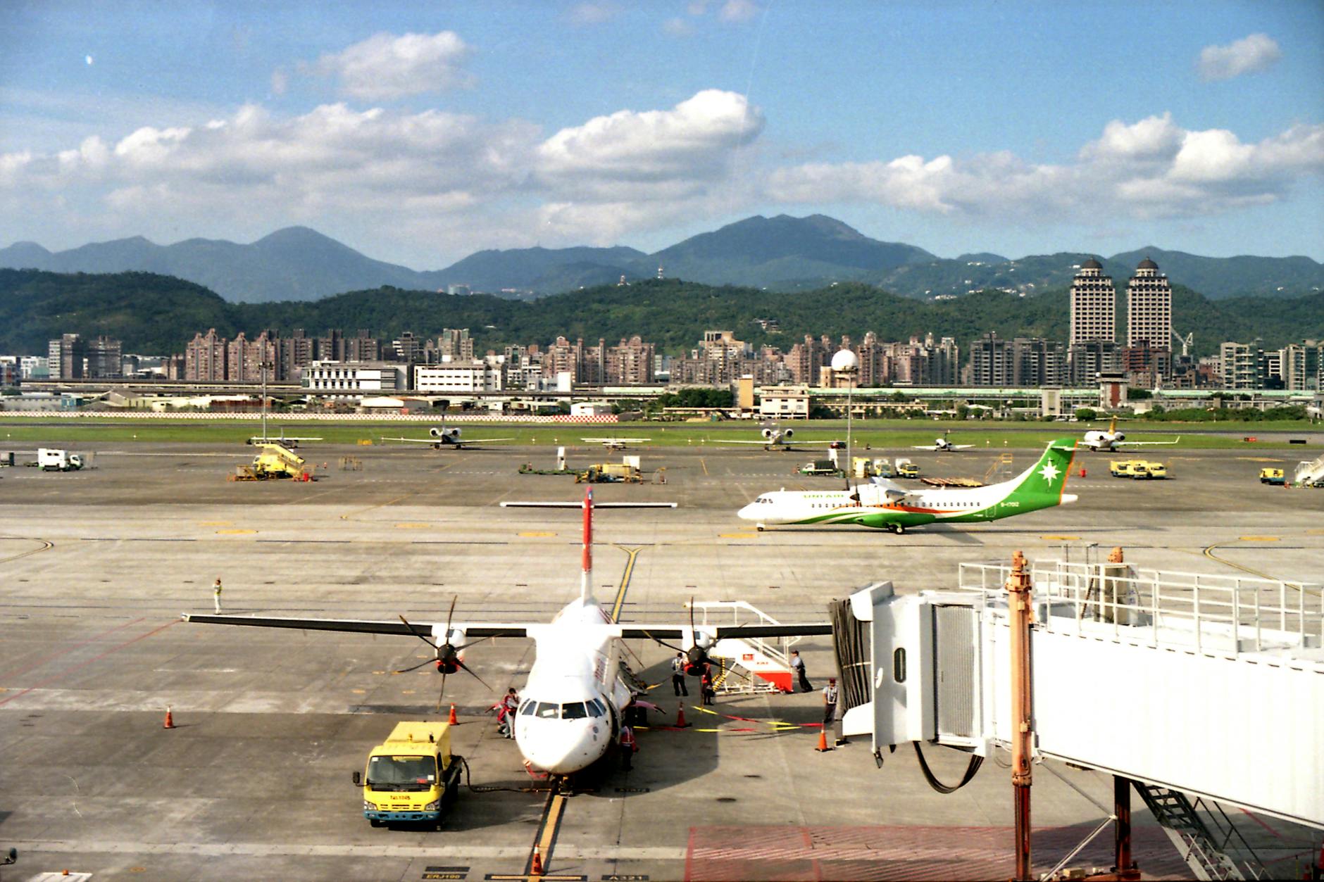 Taipei transit and stopover traveler planning context.