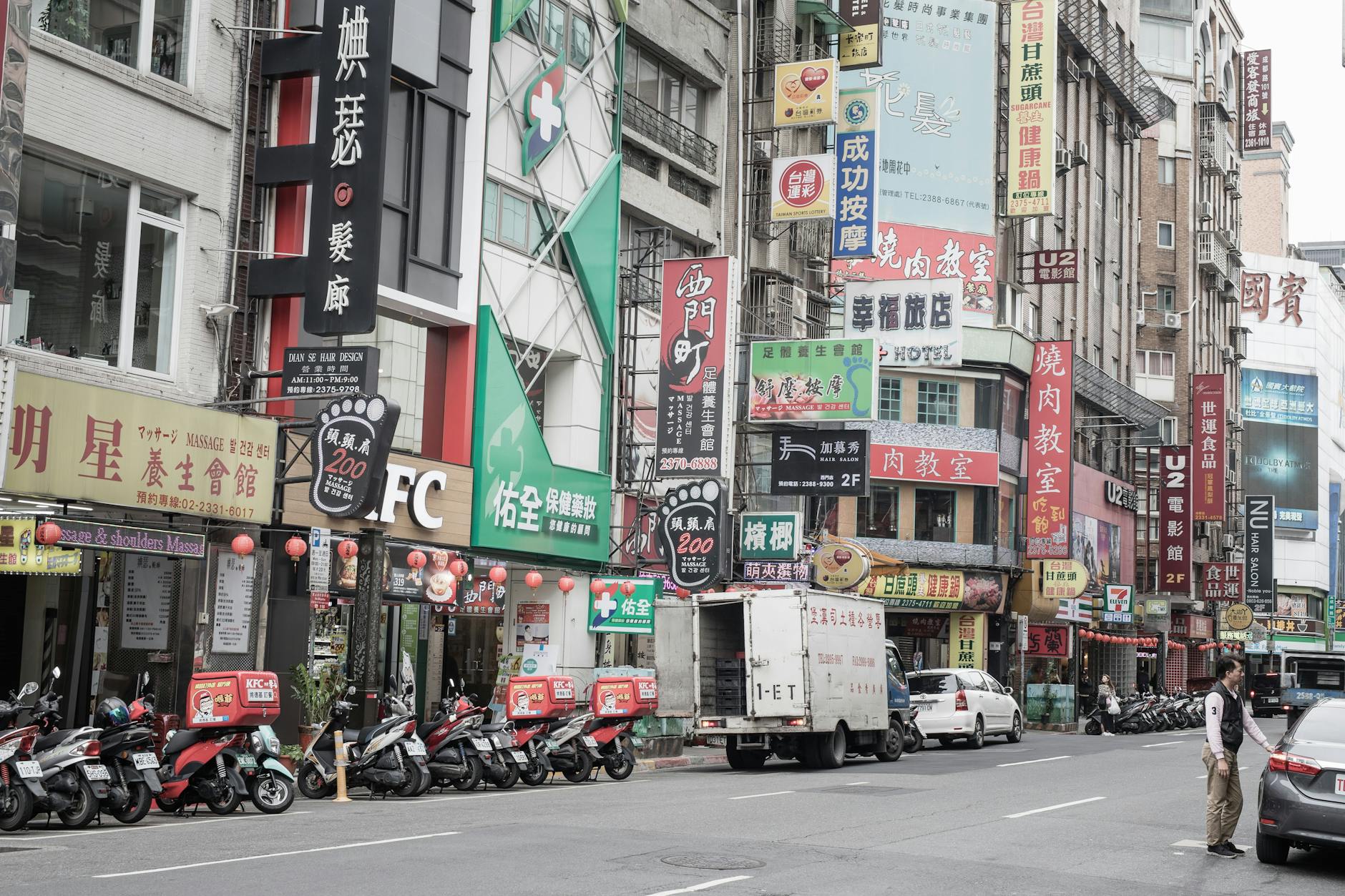 Taipei cafe and woman traveler personal routine planning context.