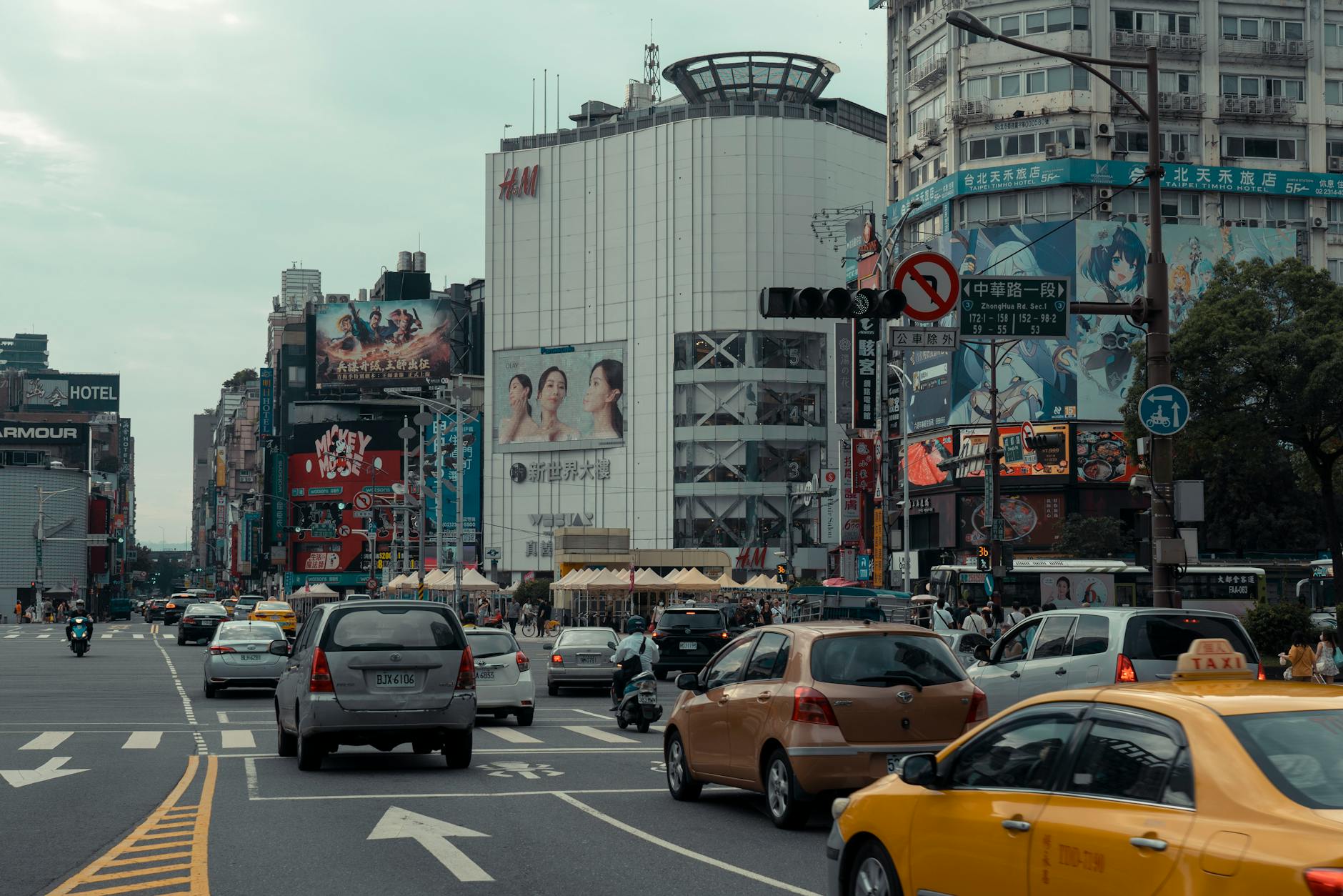 Taipei hotel district and woman traveler lodging planning context.