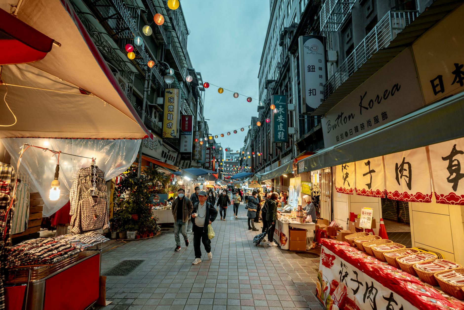Taipei night market and woman traveler meal planning context.