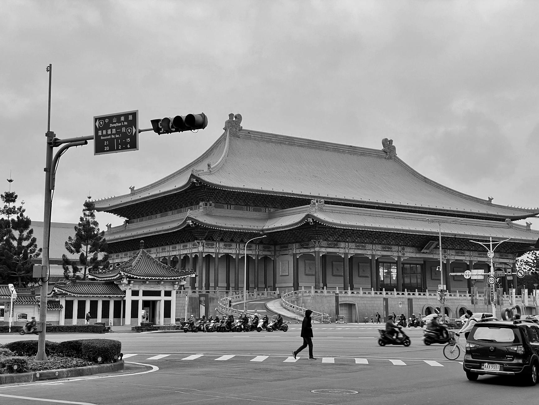 Taipei temple neighborhood and woman traveler route planning context.