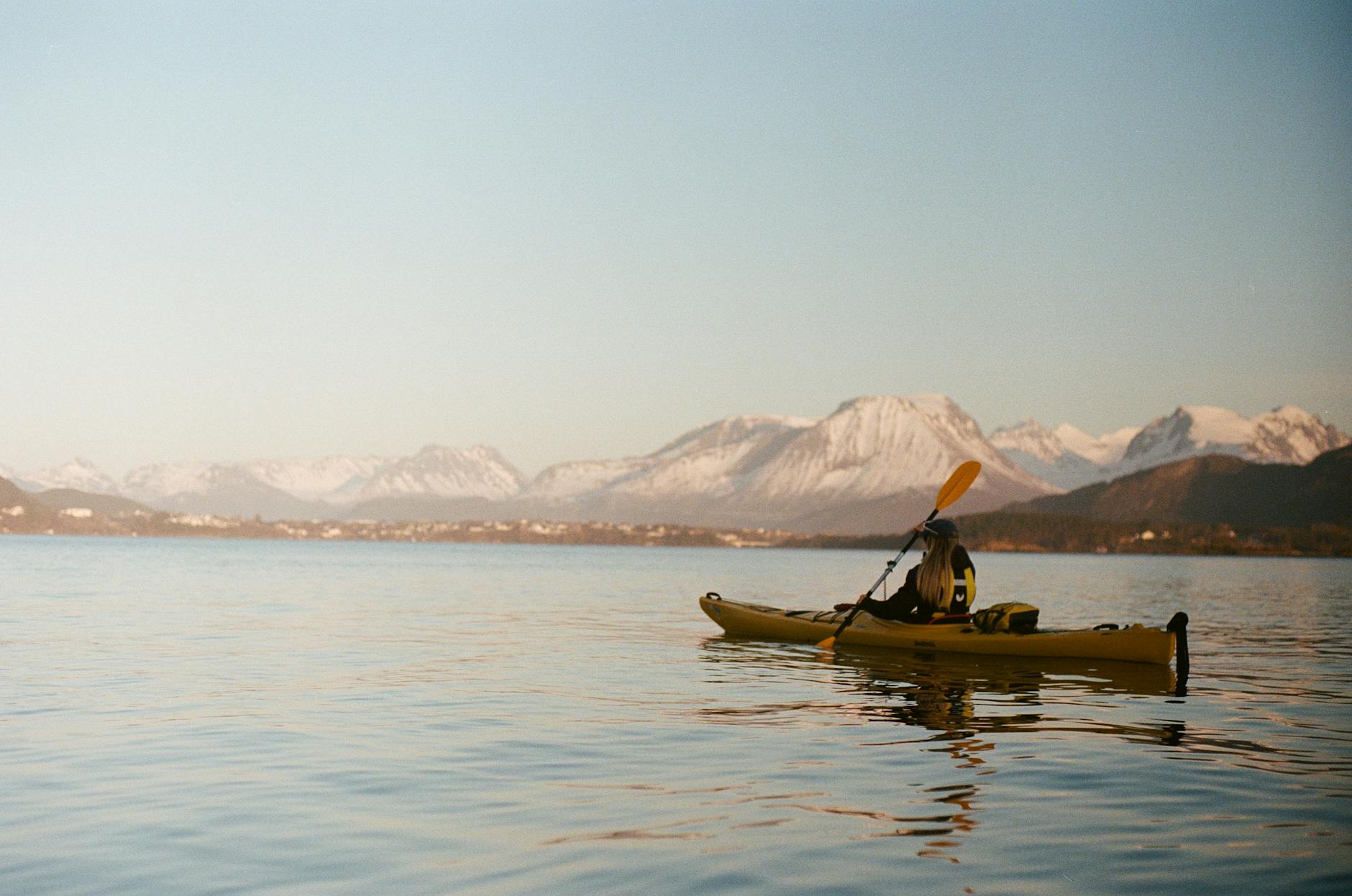 Kayaker on water for Trondheim outdoor recovery planning.