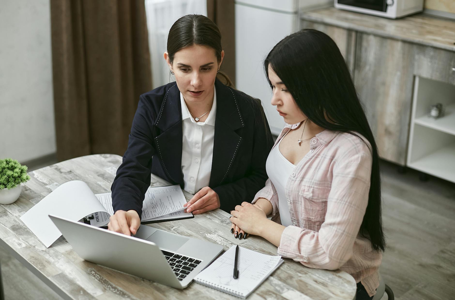 Consultants reviewing a laptop for Trondheim confidentiality planning.