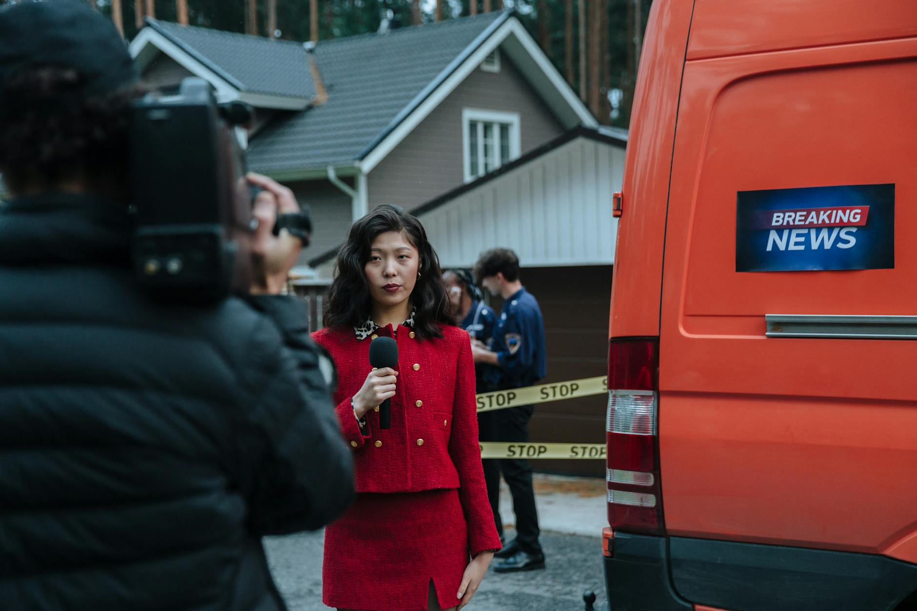 Reporter with microphone for Trondheim equipment planning.
