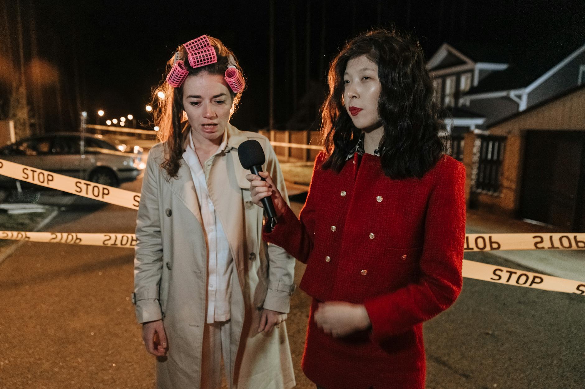 Reporter interviewing a source for Trondheim filing and communications planning.