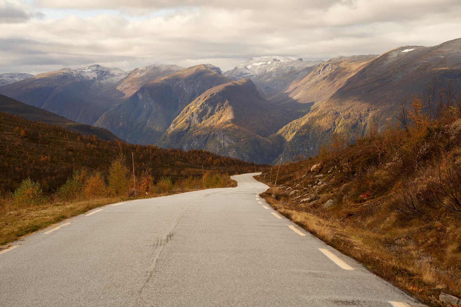 Norwegian road through highland landscape for pilgrimage walking planning.