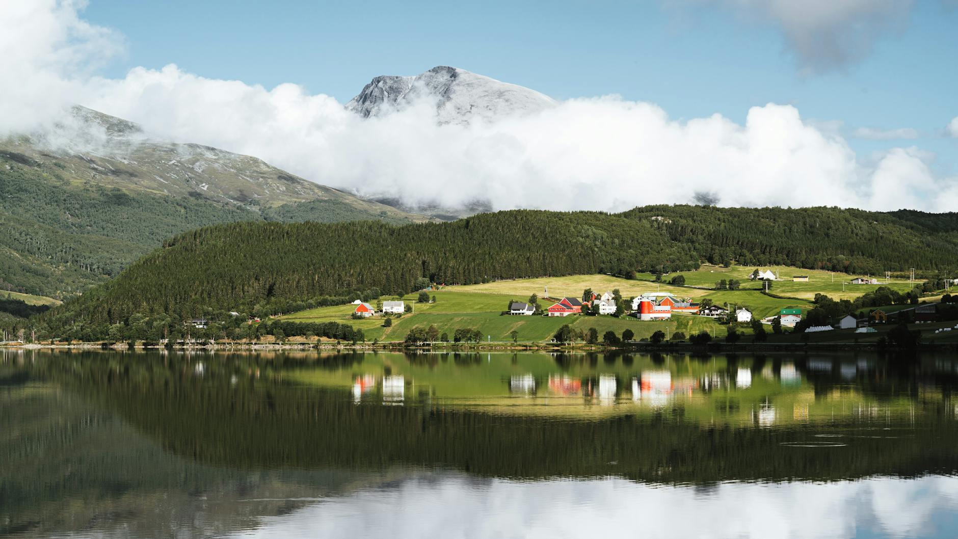 Small Norwegian village by a lake for Trondheim repeat leisure depth planning.