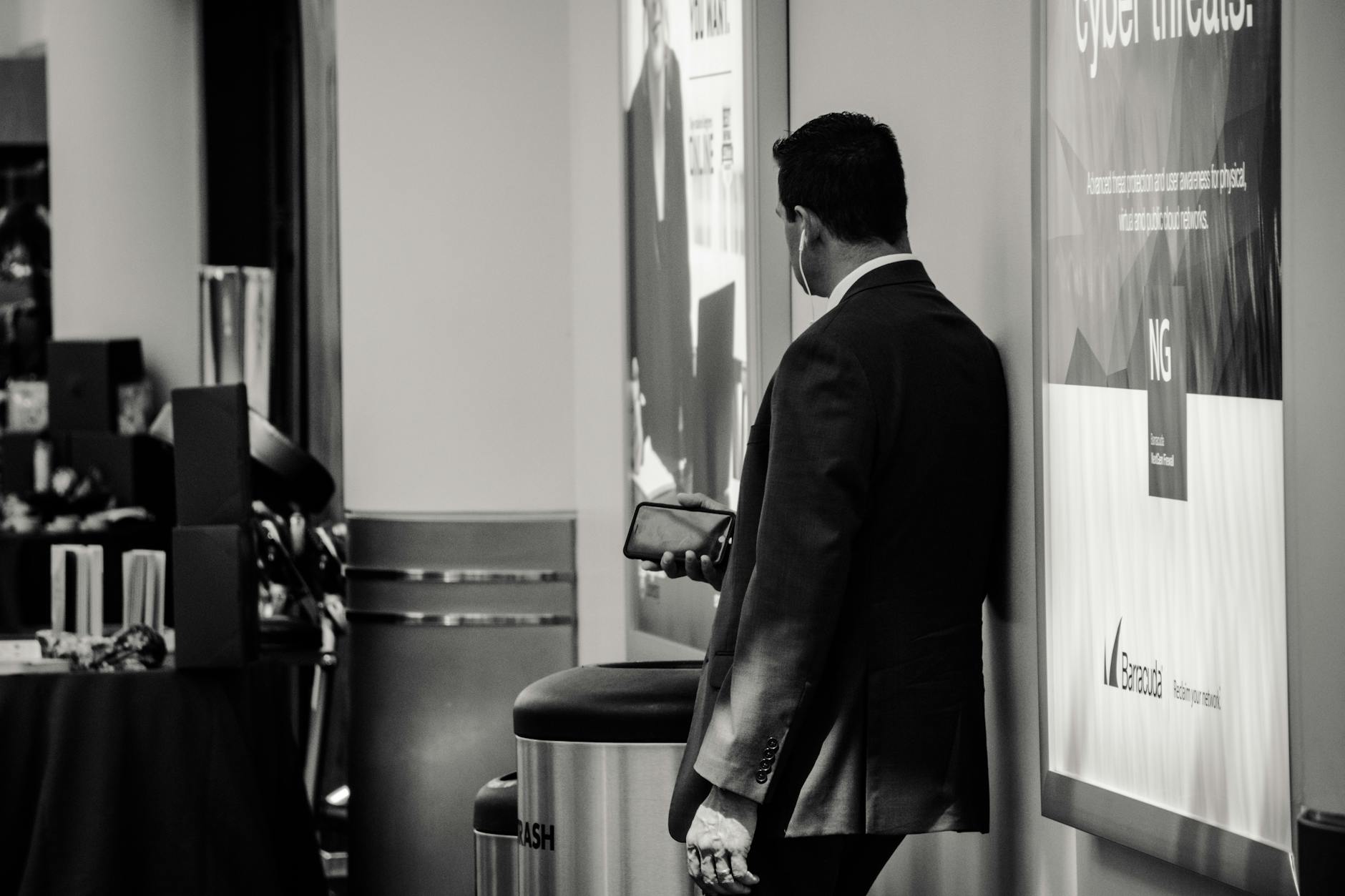 Business attendee near a poster for Trondheim trade-show materials planning.