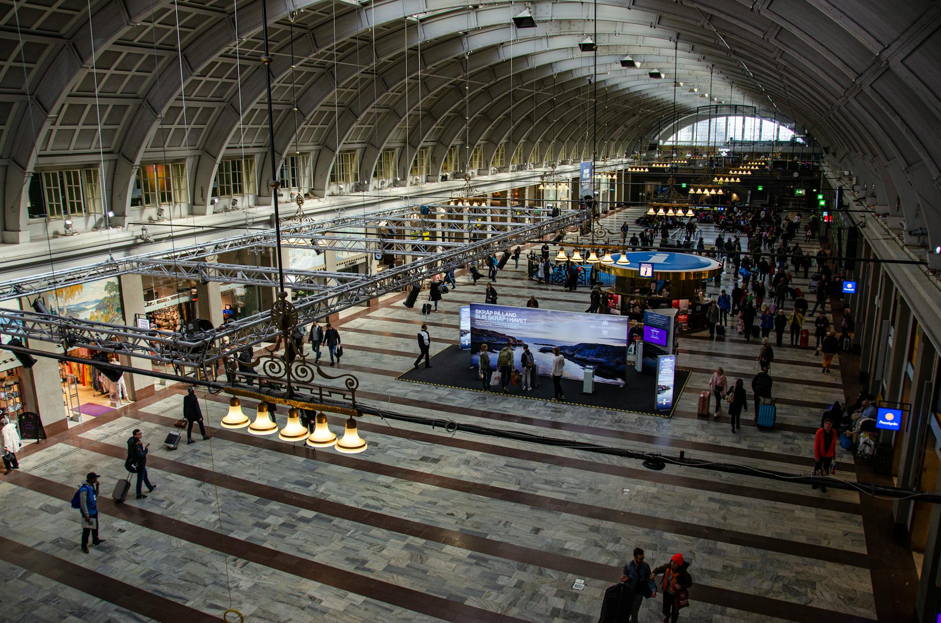 People walking inside an event building for Trondheim trade-show floor planning.