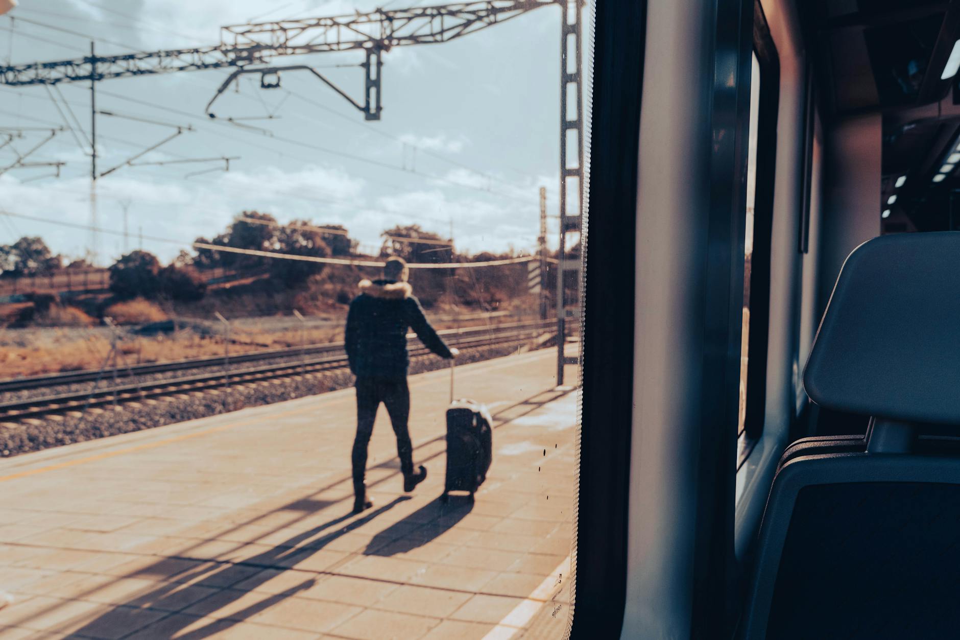 Traveler with suitcase on a platform for Trondheim communication planning.