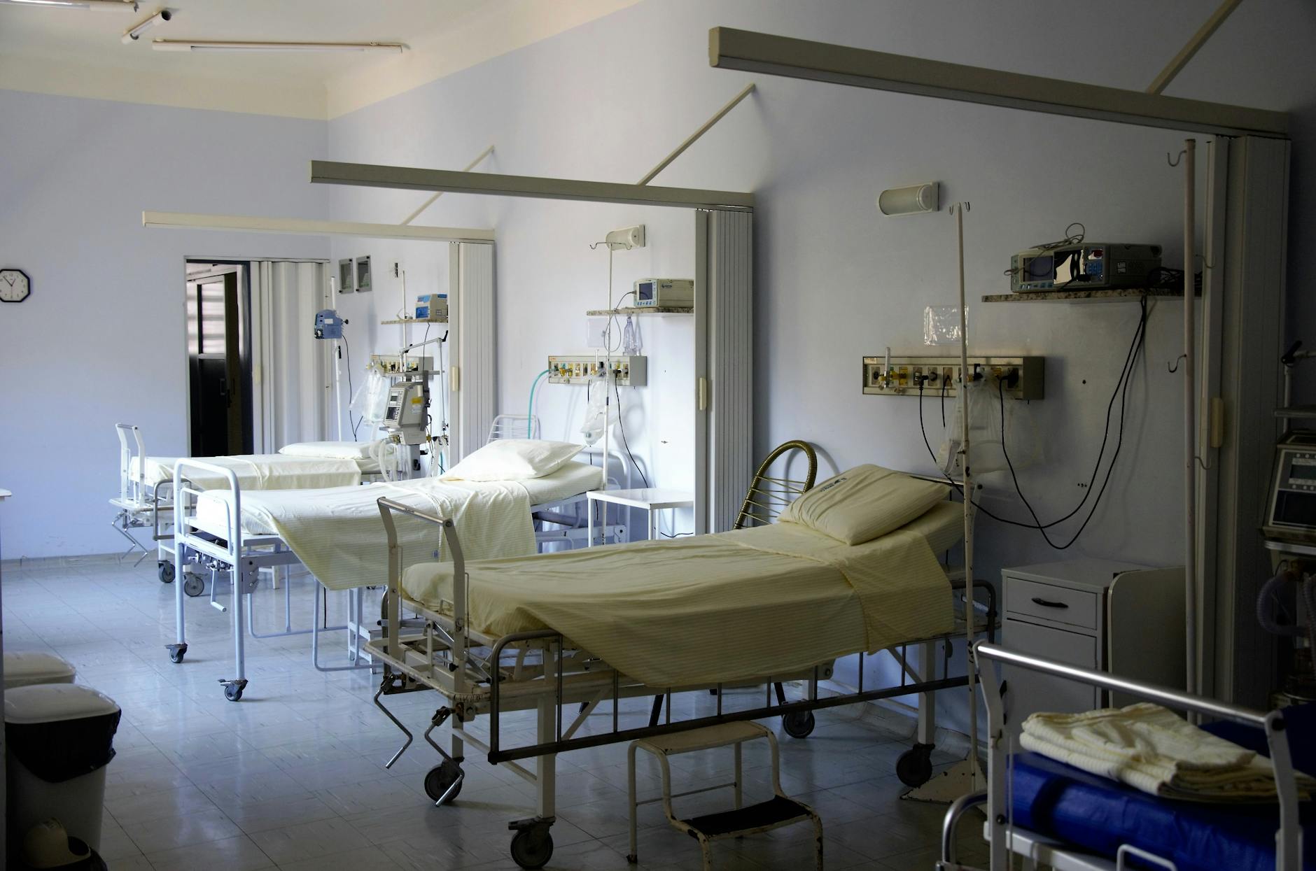 Hospital bed setting for Trondheim lodging and recovery planning.