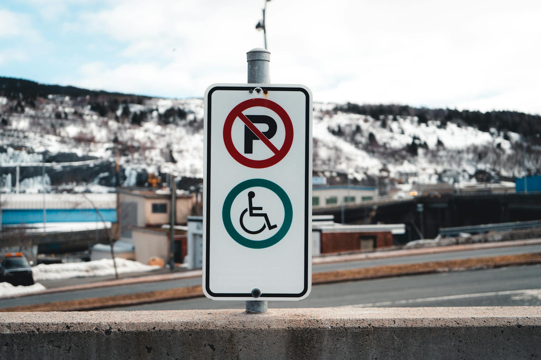 Accessible parking sign for Trondheim mobility-limitations travel planning.