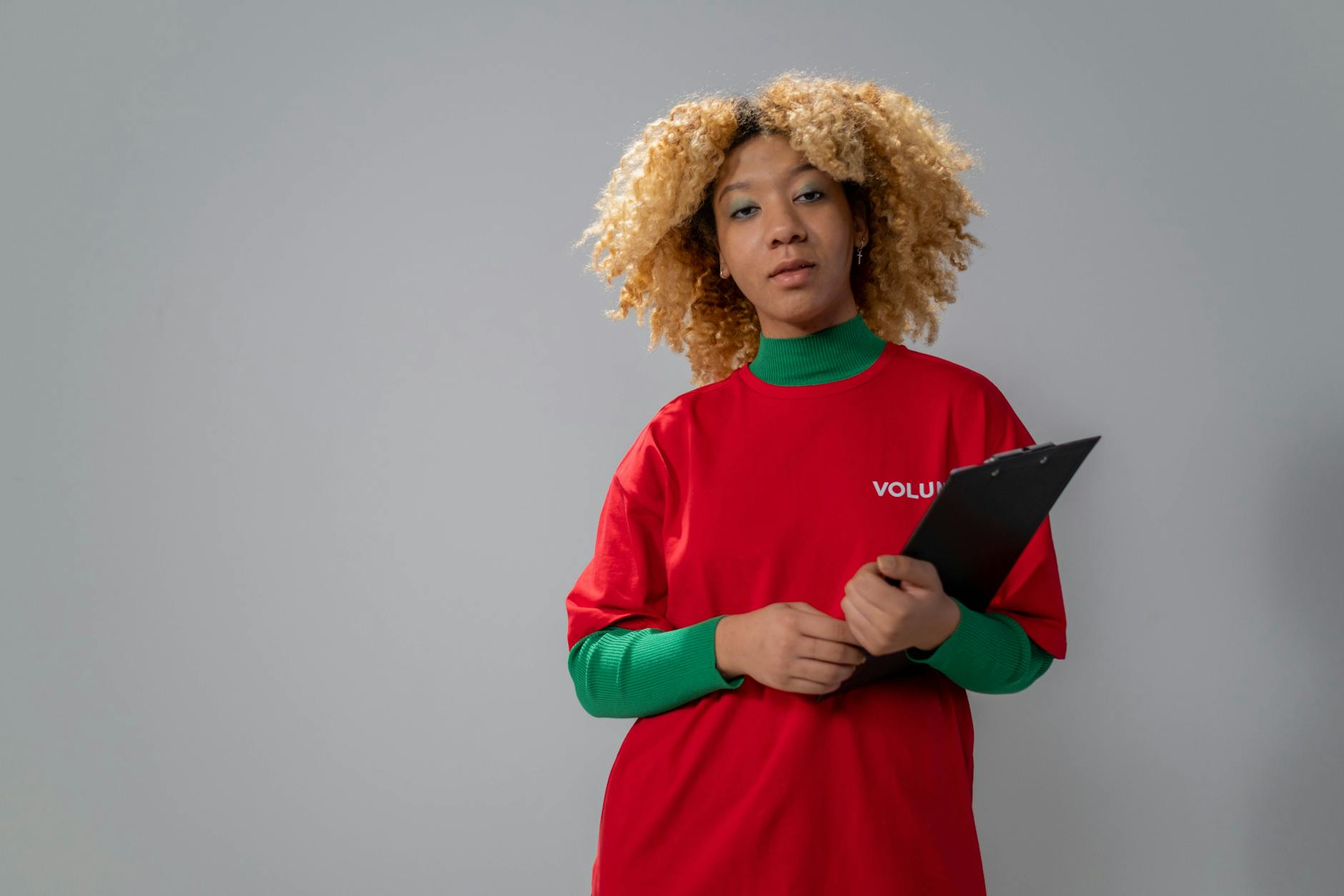 Volunteer with clipboard for Trondheim practical-clothing planning.