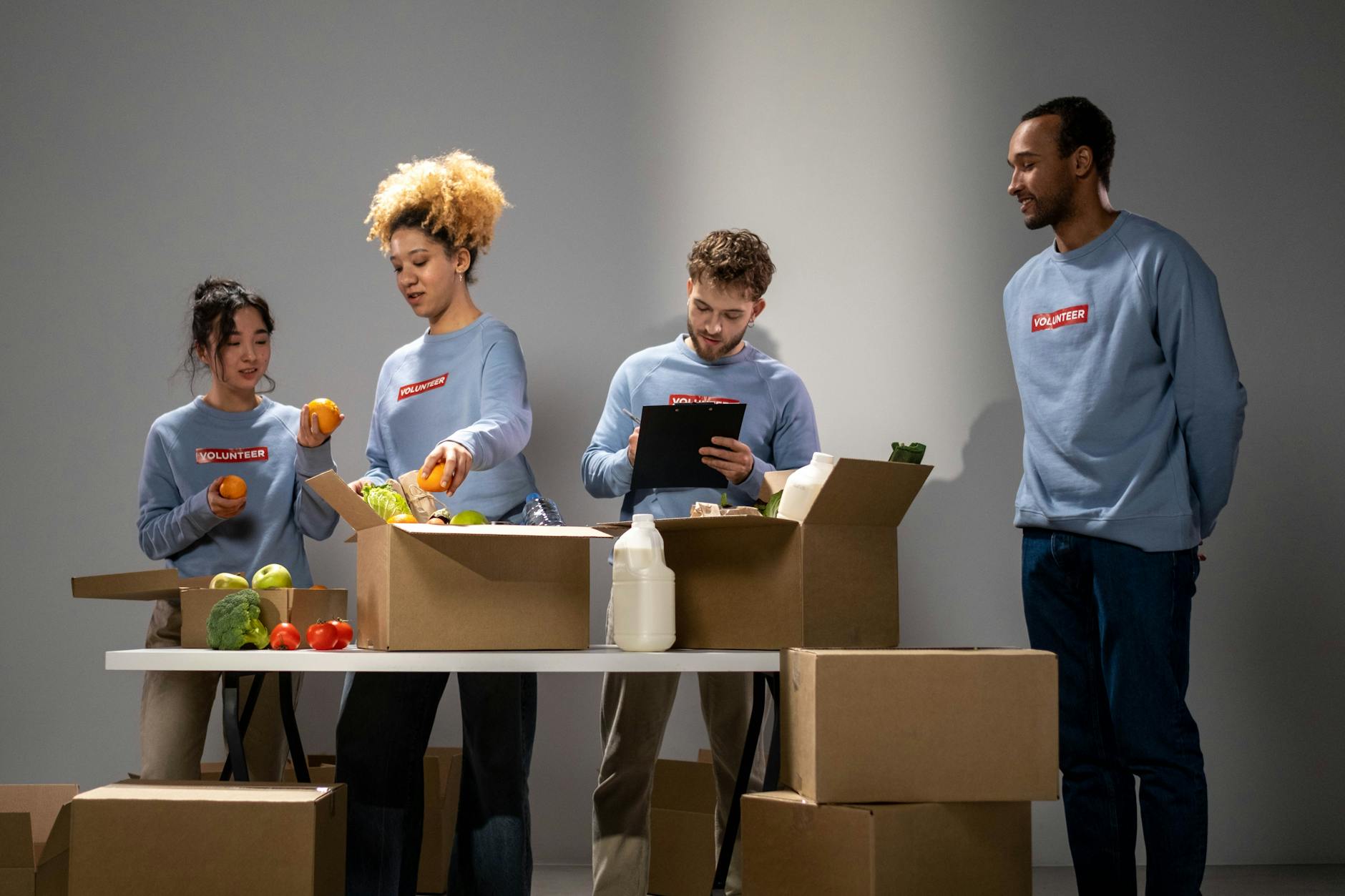 Volunteers packing food for Trondheim daily-support planning.