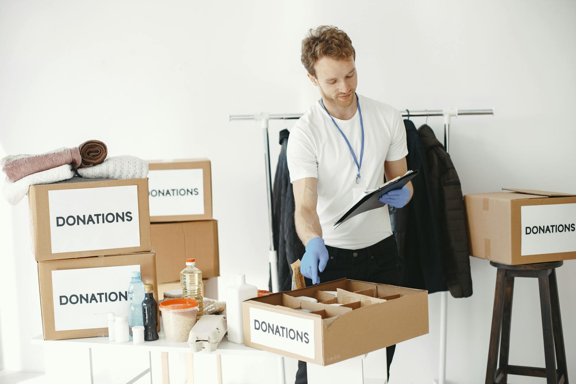 Donation packing for Trondheim volunteer lodging and workday planning.