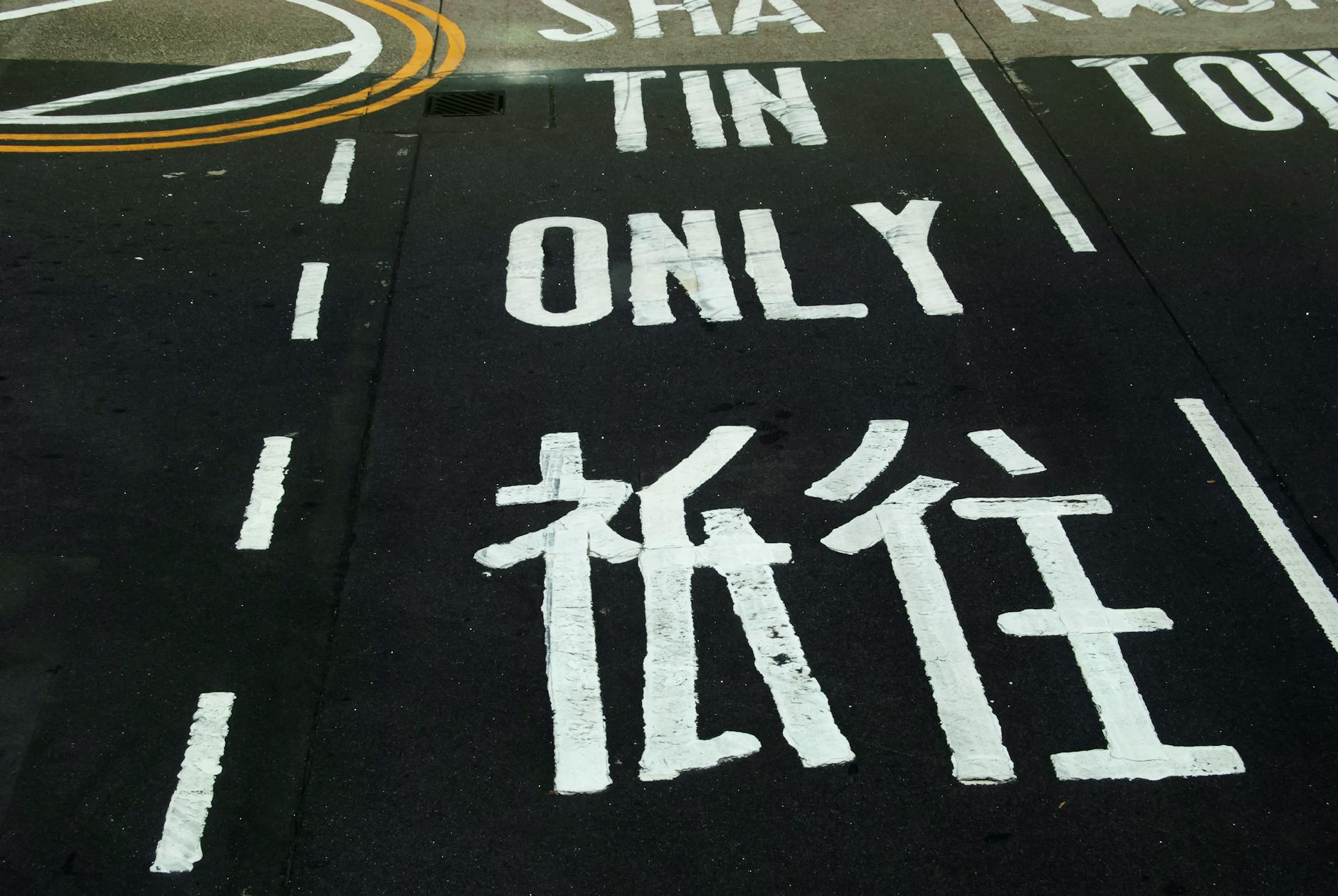 Tsim Sha Tsui street and budget traveler spending-control context.