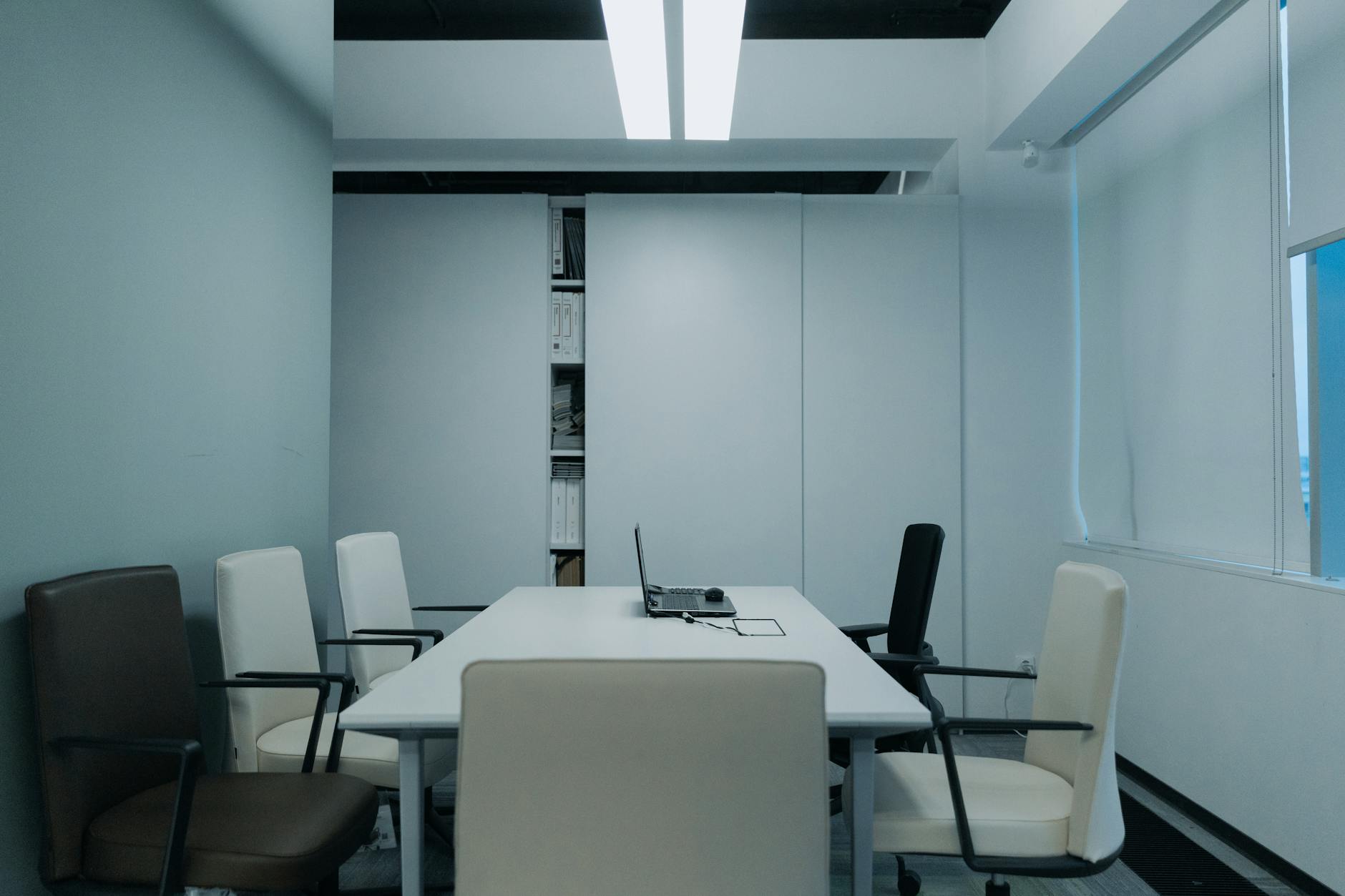 Meeting room and consultant work setup planning context.