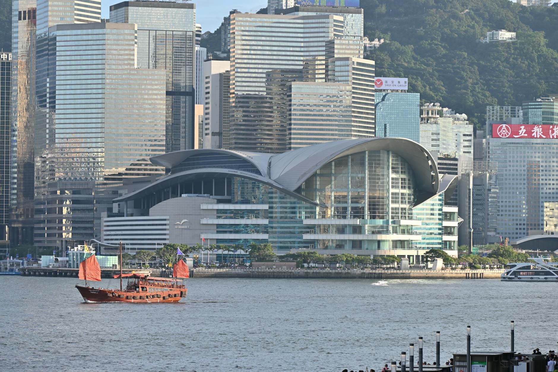 Tsim Sha Tsui waterfront and cruise shore-day route planning context.
