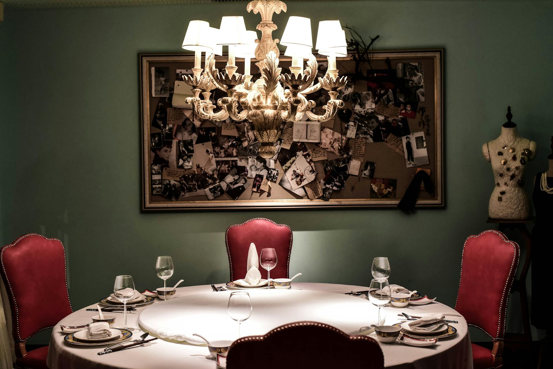 Fine dining setting and Tsim Sha Tsui luxury traveler planning context.